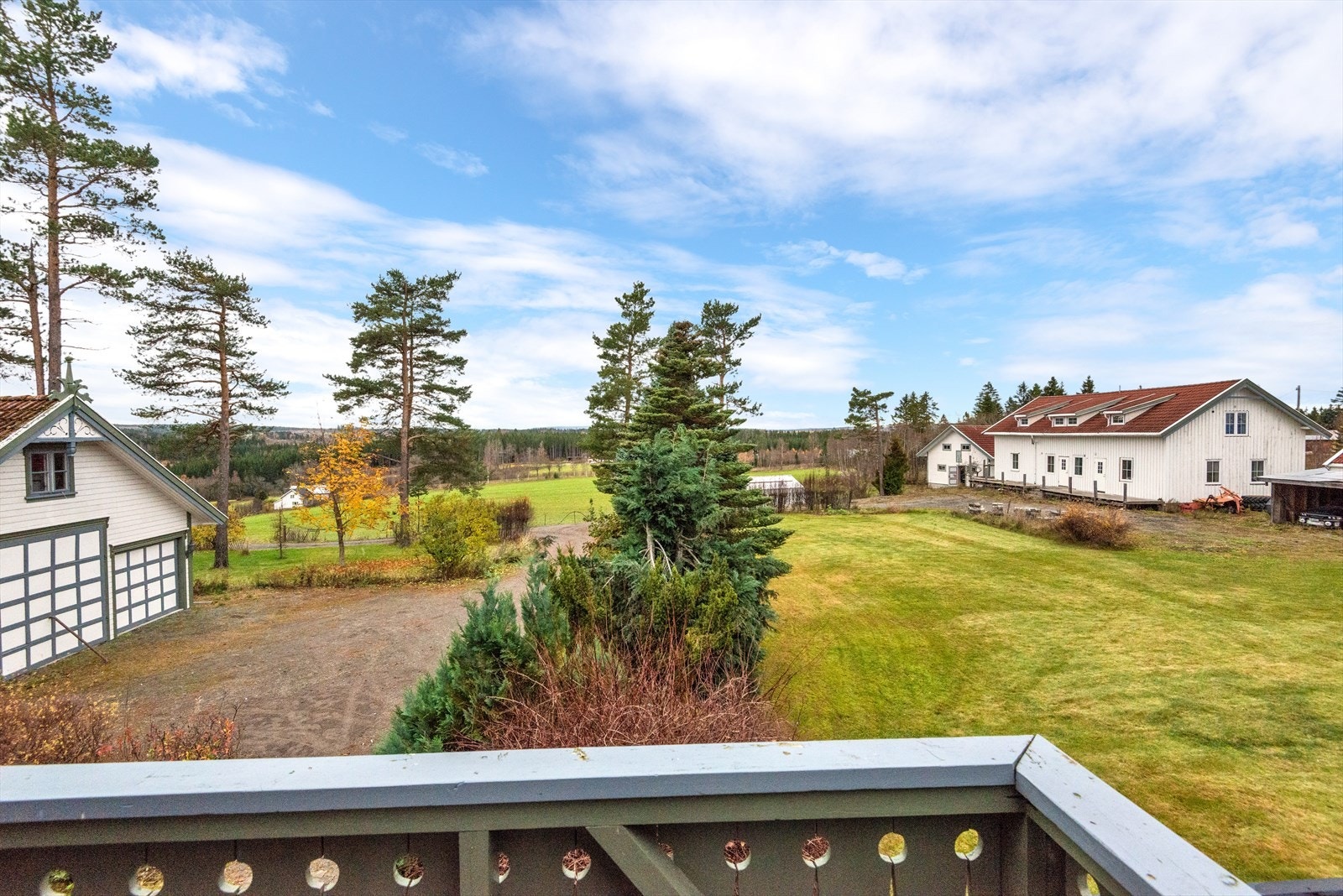 Balkong Hovedbolig plan 2 - Utsikt over tunet mot sør/vest Galleribilde