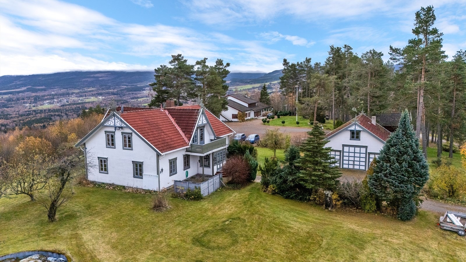 Fasade Fasade Trudvengvegen 52 hovedbolig med garasje - Nydelige omgivelser mot Totenåsen Galleribilde