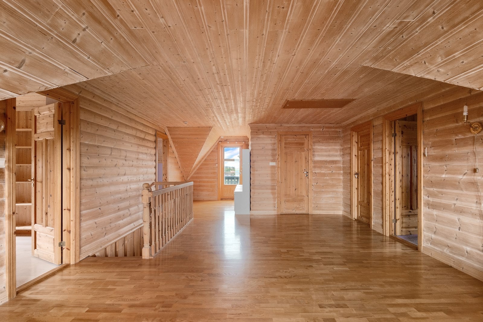 Loftstue Hovedbolig plan 2 - Utgang til balkong fra loftstue Galleribilde