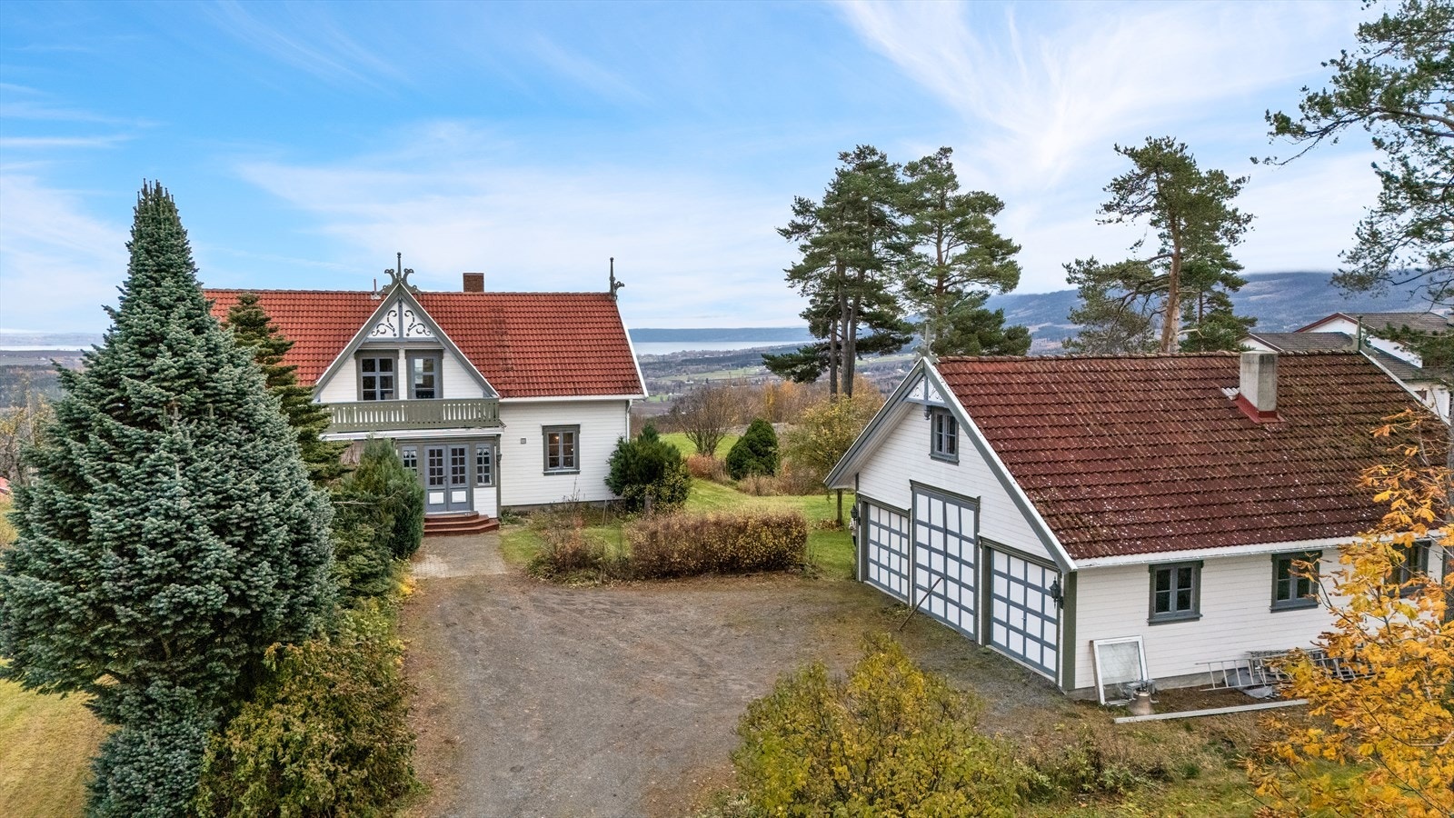 Garasje med høy port og plass til evt traktor ell. og lofteteasje - Stor gårdsplass Galleribilde