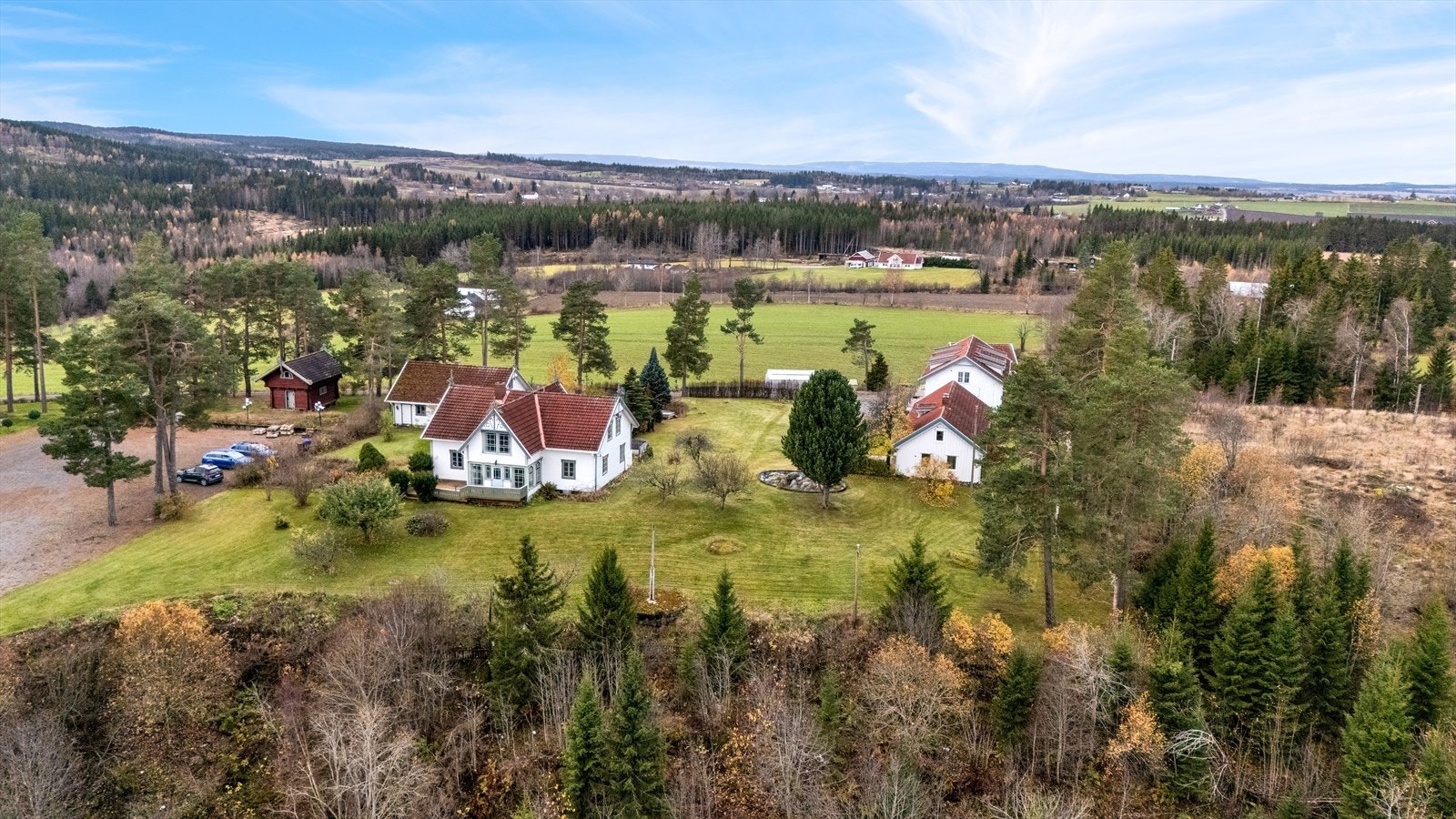 Velkommen til Trudvangvegen 52 og 56 - Dronefoto over tunet retning sør/vest Galleribilde