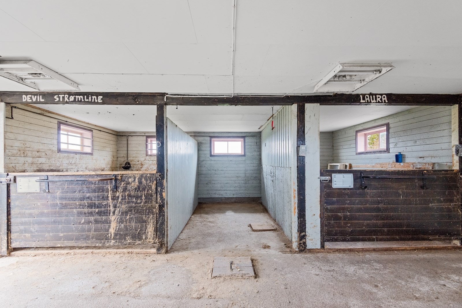 Stall med 2 båser og møkkakjeller samt loft Galleribilde