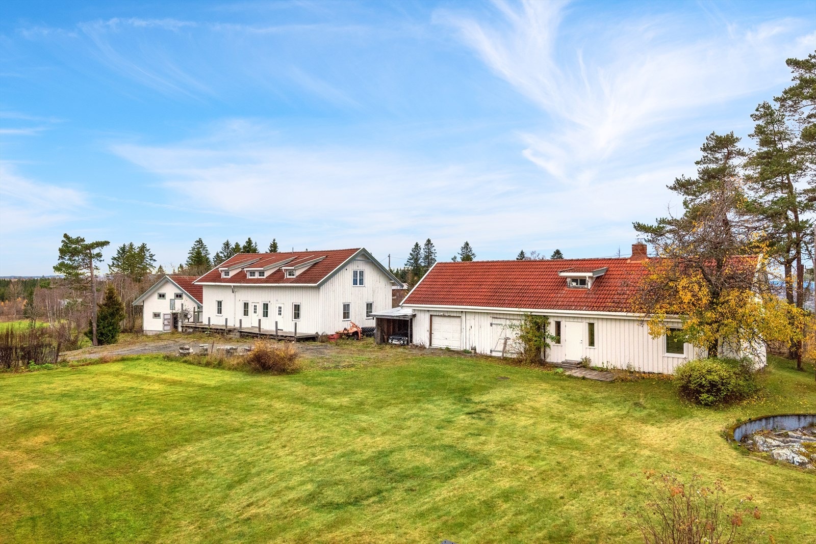 Fasade godkjent utleiebolig med garasje, til høyre i bildet - Bygning til venstrei bildet /annen landbruksbygning/anneks,ell Galleribilde