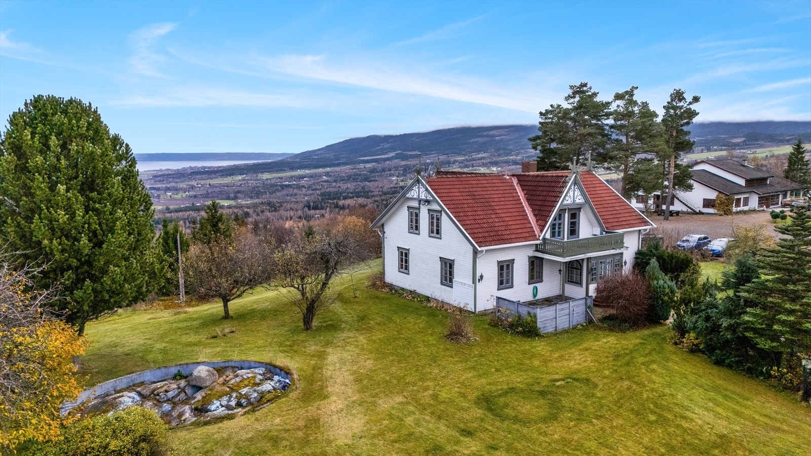 Fasade Fasade Trudvengvegen 52 hovedbolig - Utsikt mot Mjøsa i øst - Totenåsen i sør Galleribilde