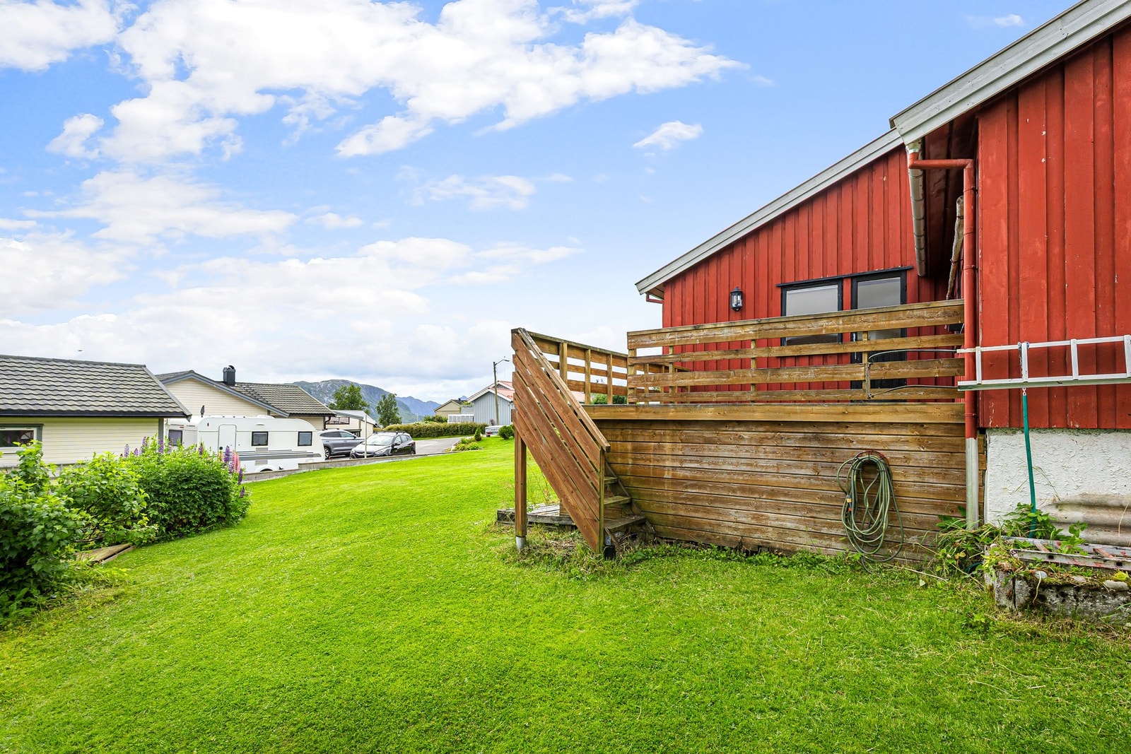 Tomten er på i underkant av 1 mål - perfekt for sommerdagene! Galleribilde