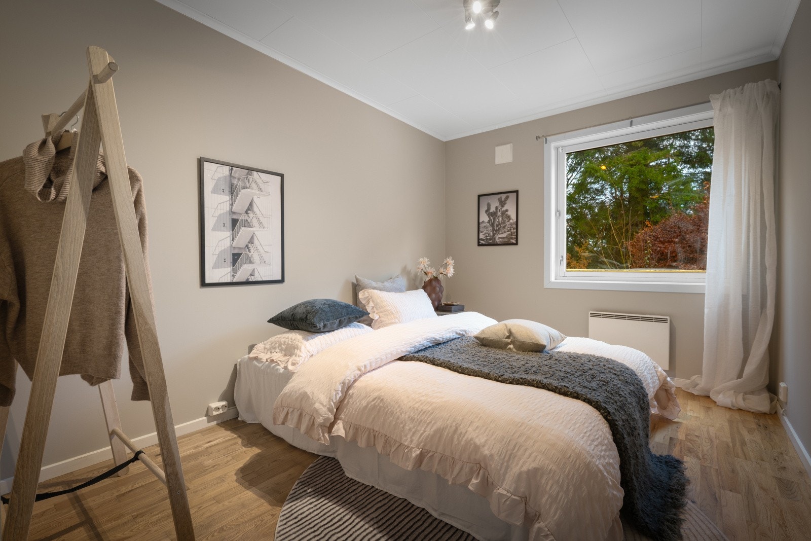 Leiligheten har to romslige soverom Galleribilde