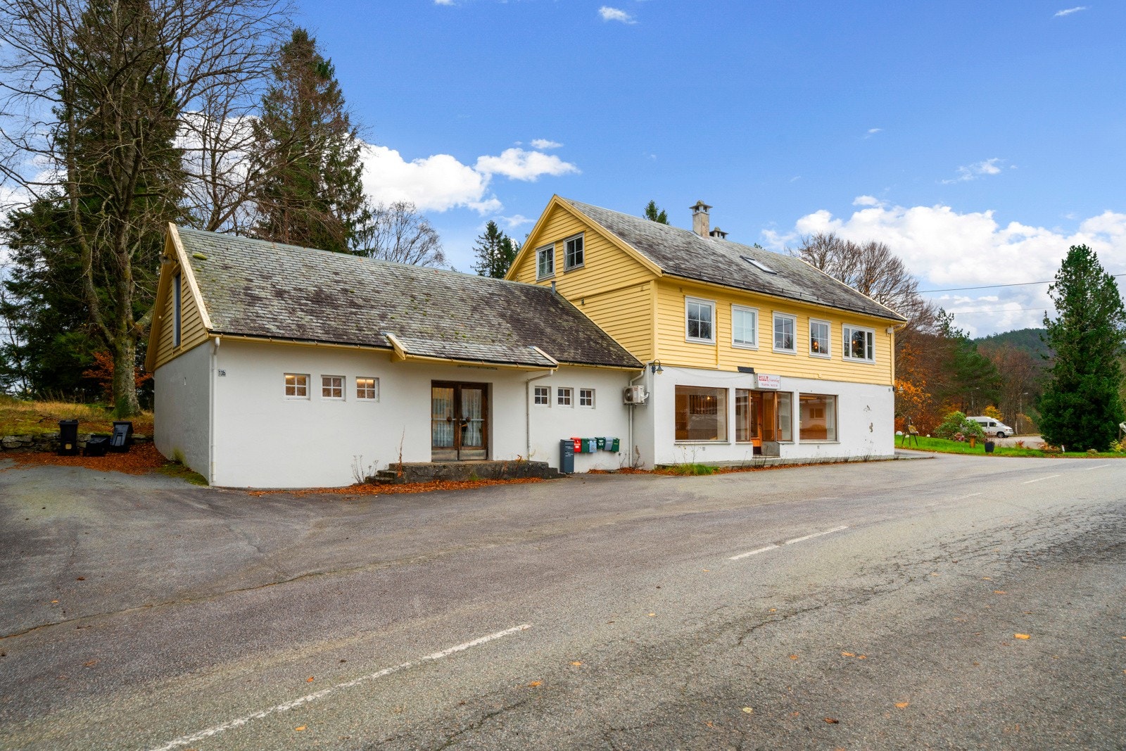 Bygget består av to leiligheter og ett næringslokale i 1.etasje Galleribilde