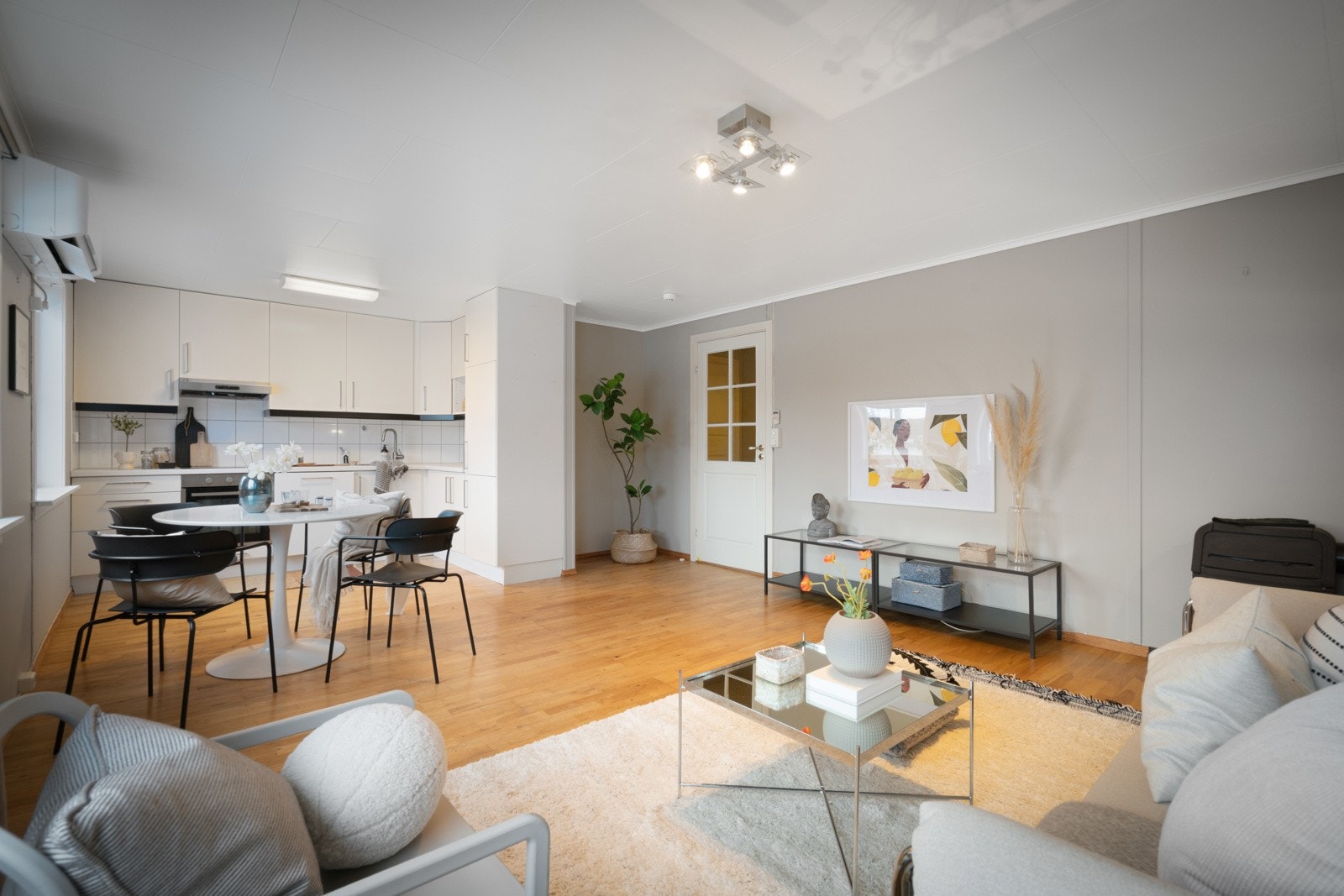 God plass til både spisegruppe og sofa Galleribilde