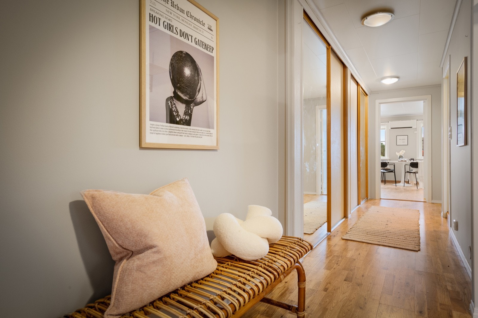 Gang med stor skyvedørsgarderobe Galleribilde