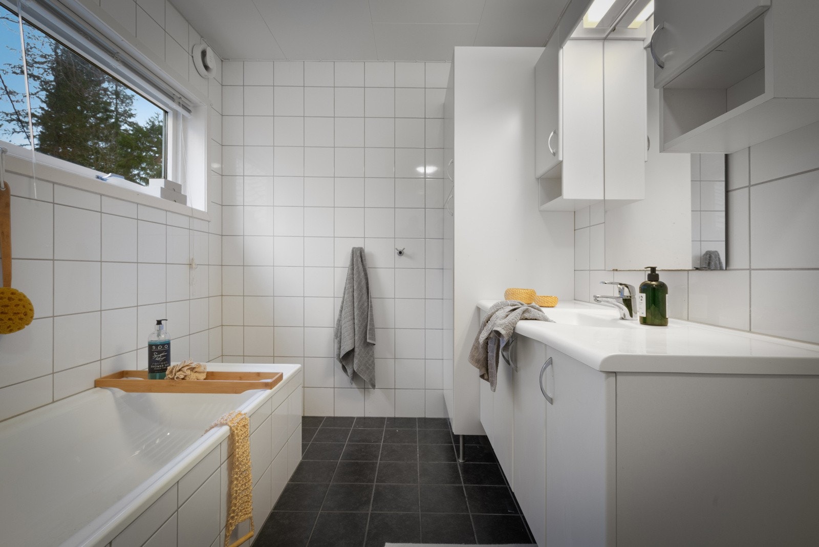 Hvit baderomsinnredning med heldekkende vask Galleribilde