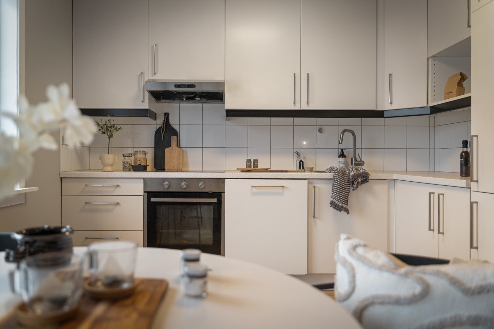 Kjøkkeninnredning med slette fronter Galleribilde