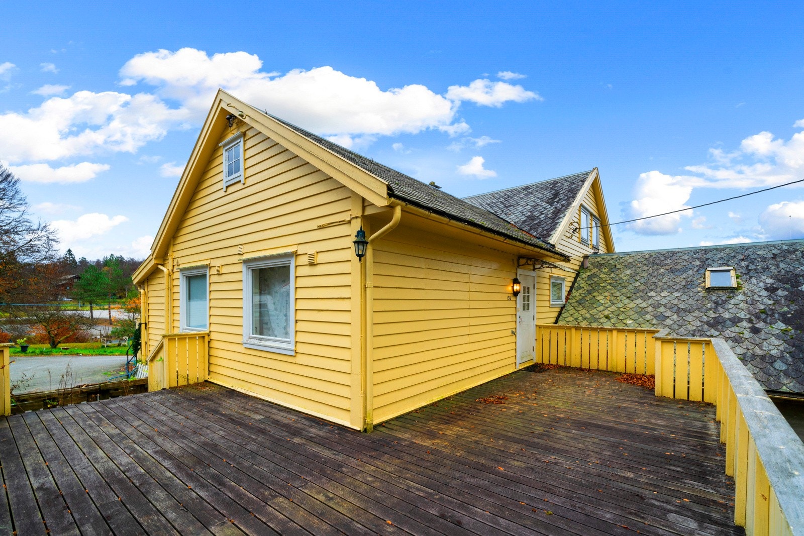 Romslig uteplass ved inngangspartiet Galleribilde