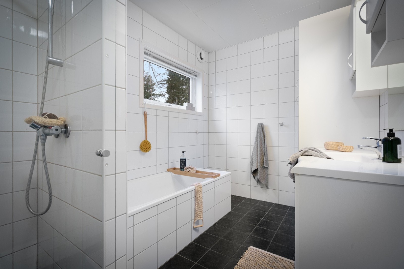 Helfliset bad med badekar og dusjnisje Galleribilde