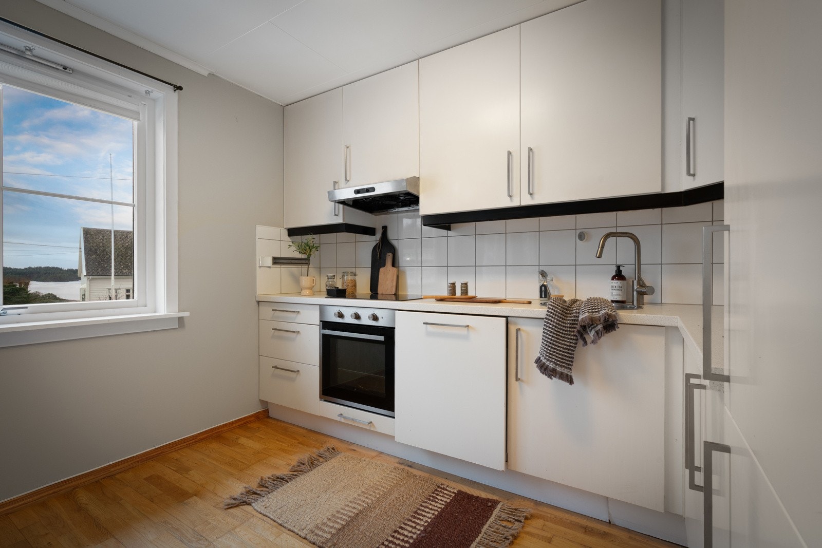 Integrerte hvitevarer og takhøye overskap Galleribilde