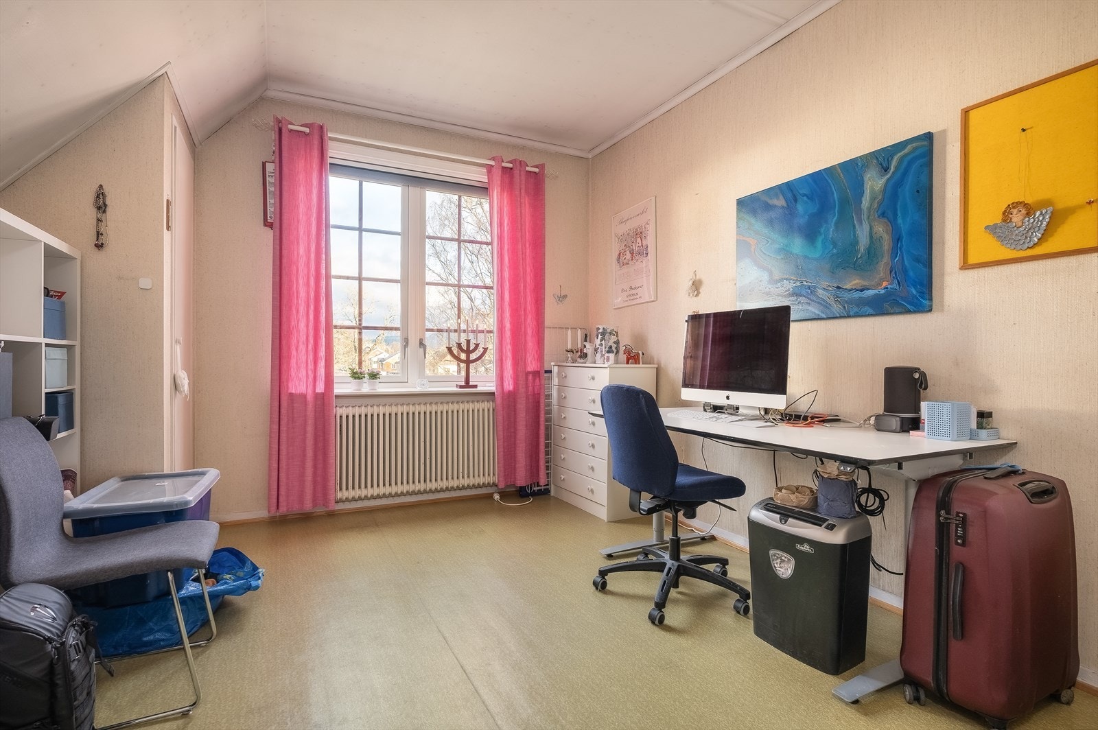 Dette soverommet har også plass til stor dobbeltseng med tilhørende nattbord. Innebygget garderobeløsning Galleribilde