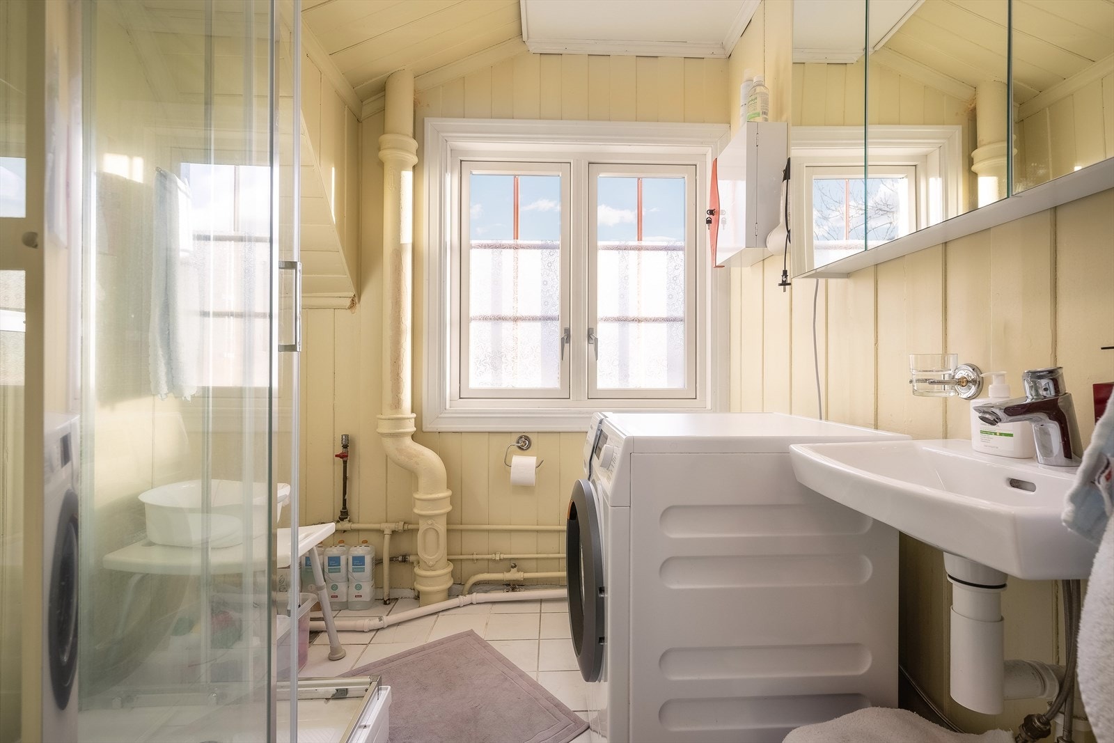 Baderom av eldre dato, innredet med Galleribilde