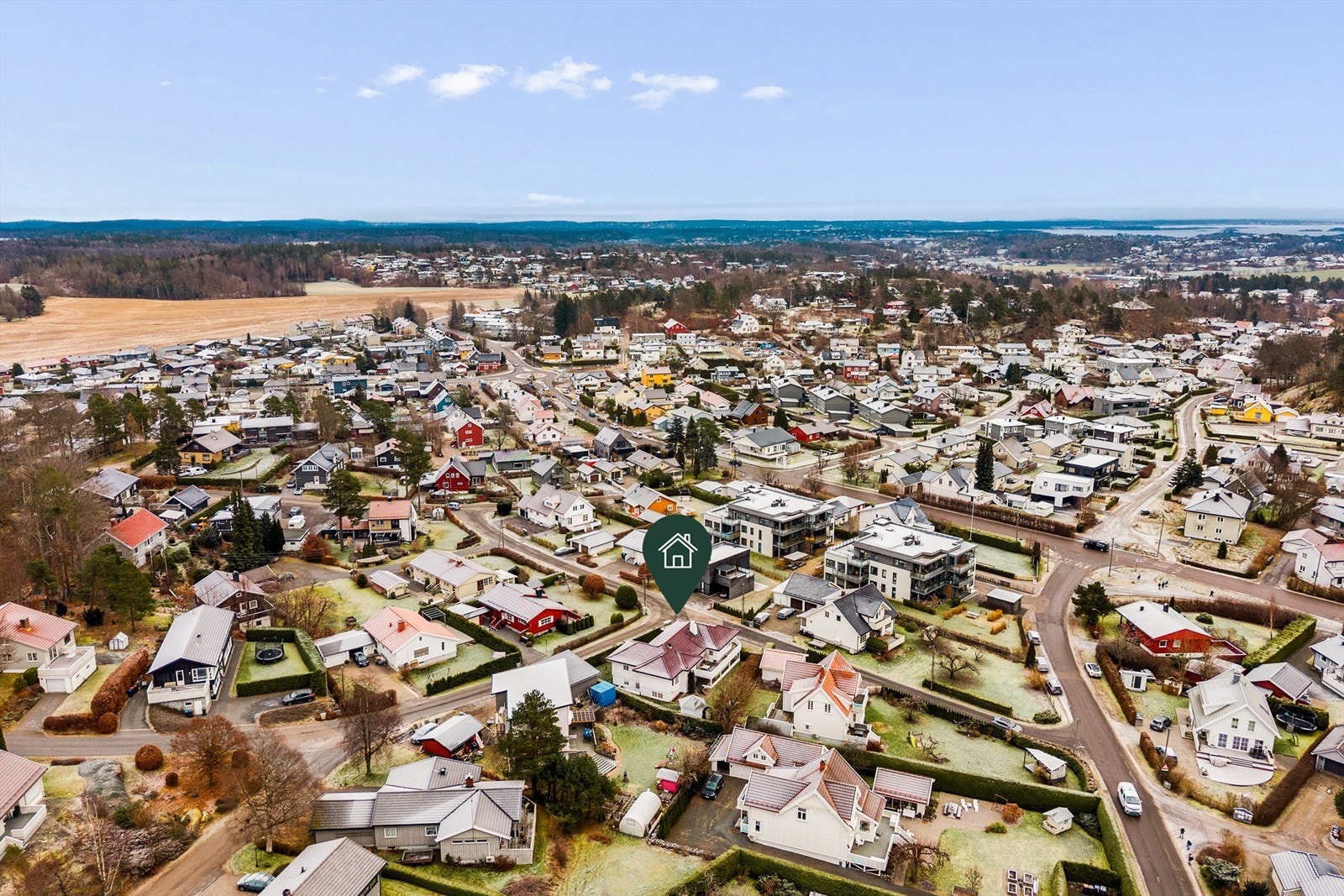 Boligen ligger meget sentralt og flott til på Mosserød. Galleribilde