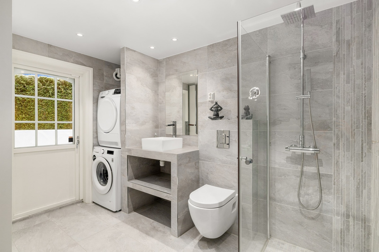 Bad / vaskerom i 1.etasje Galleribilde