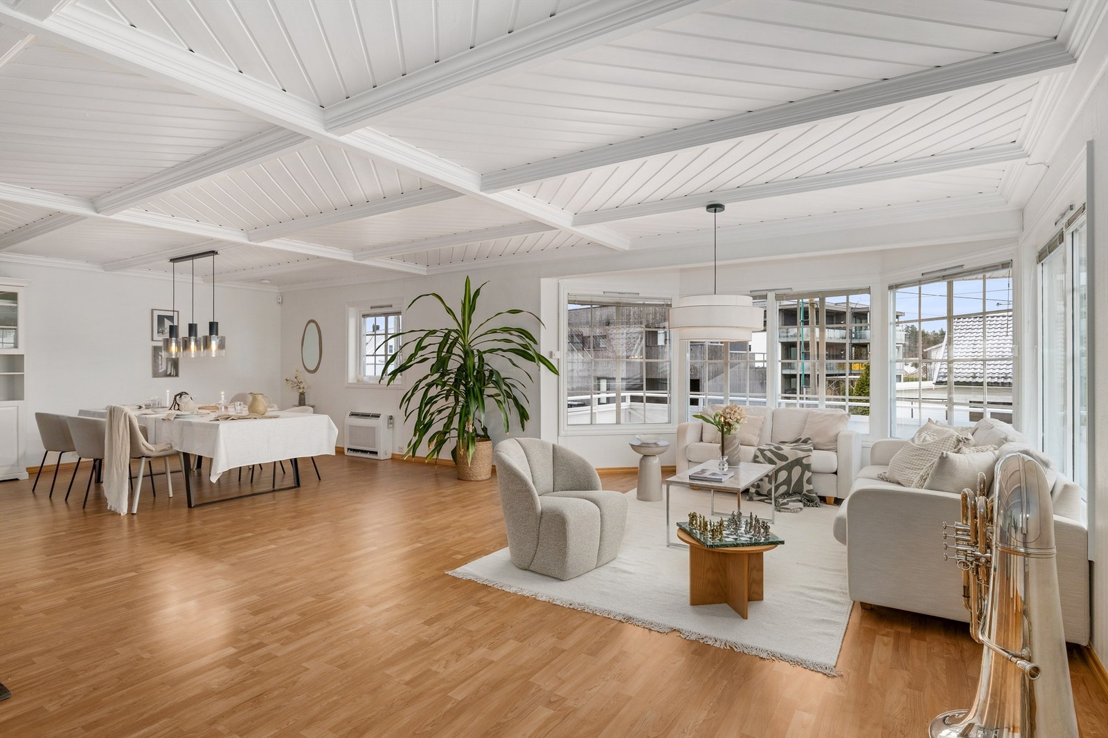 Boligen varmes opp med elektrisitet og vedfyring. I stuen har du også en varmepumpe ( fra 2015 ) Galleribilde