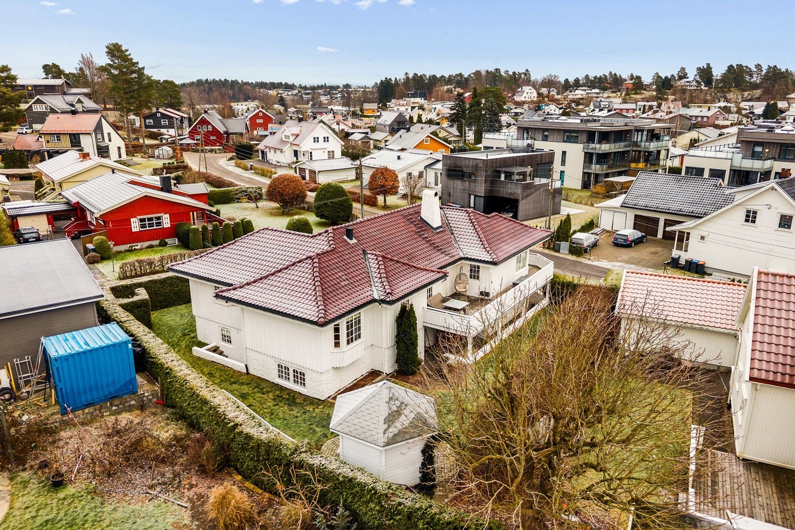 Eiendommen ligger i et fredelig og barnevennlig område, med kort vei til naturskjønne turområder som Mokollen, Midtåsen og Hjertås. Galleribilde