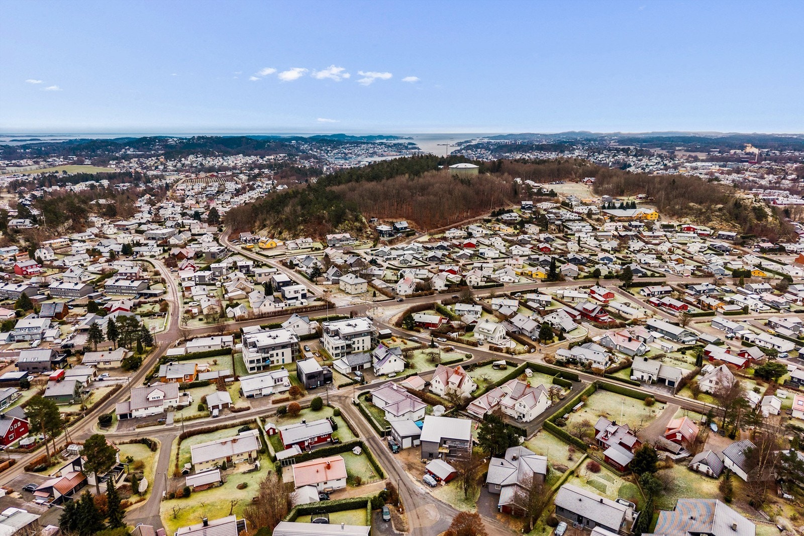 Det er en god intern beliggenhet med sentrum på ene siden, og kort vei til E18 og Torp flyplass - perfekt for pendleren! Galleribilde