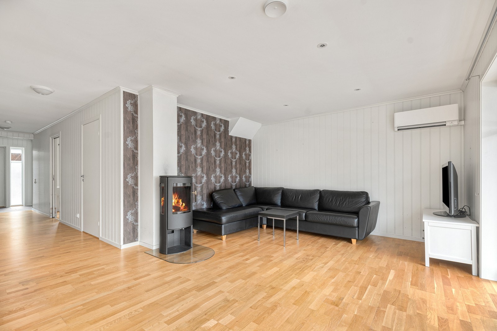 Praktisk planløsning deler sømløst inn i ulike soner - her har man god plass til å etablere en romslig sofagruppe Galleribilde