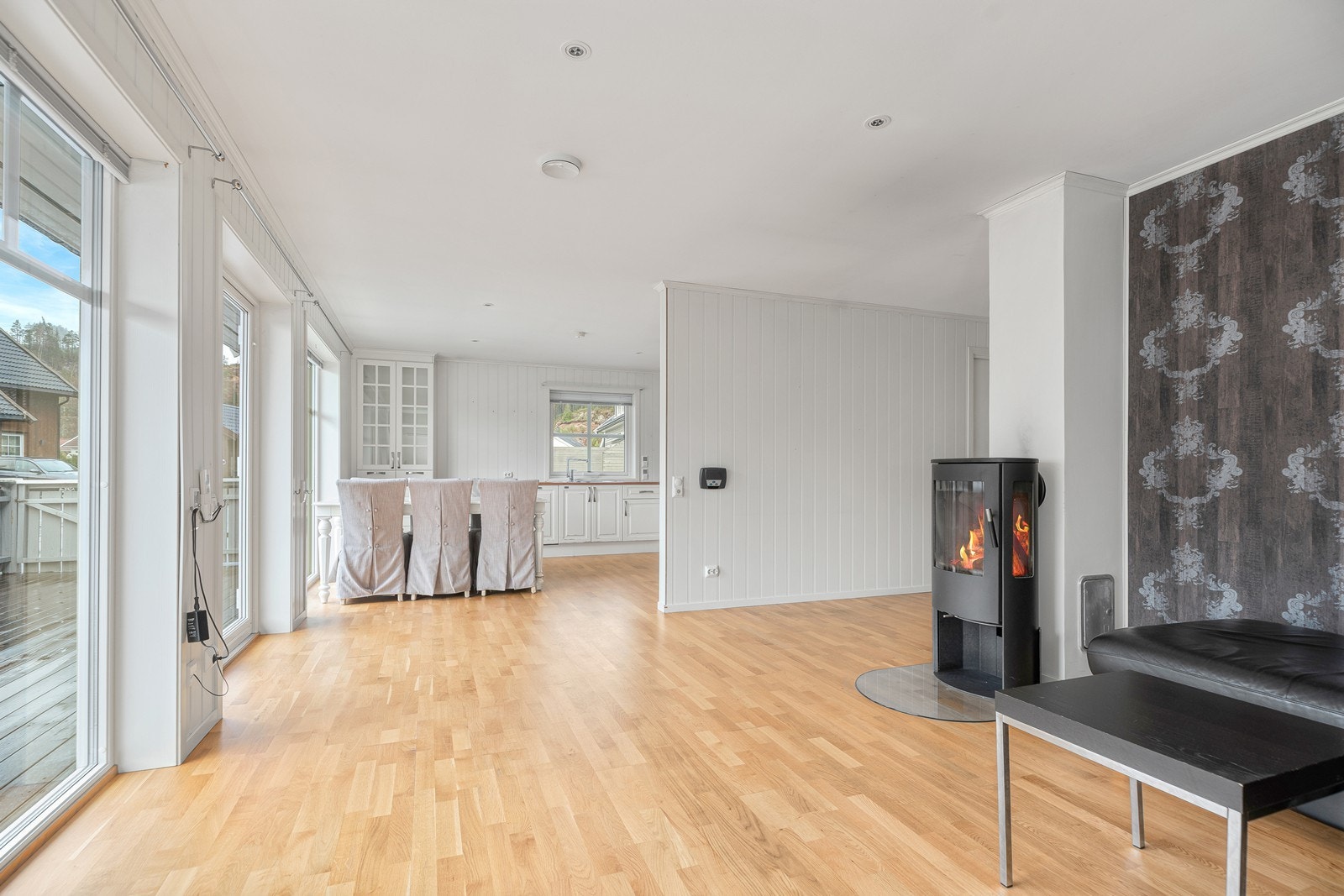 Store vindusflater slipper inn rikelig med lys og bidrar til økt romfølelse! Galleribilde