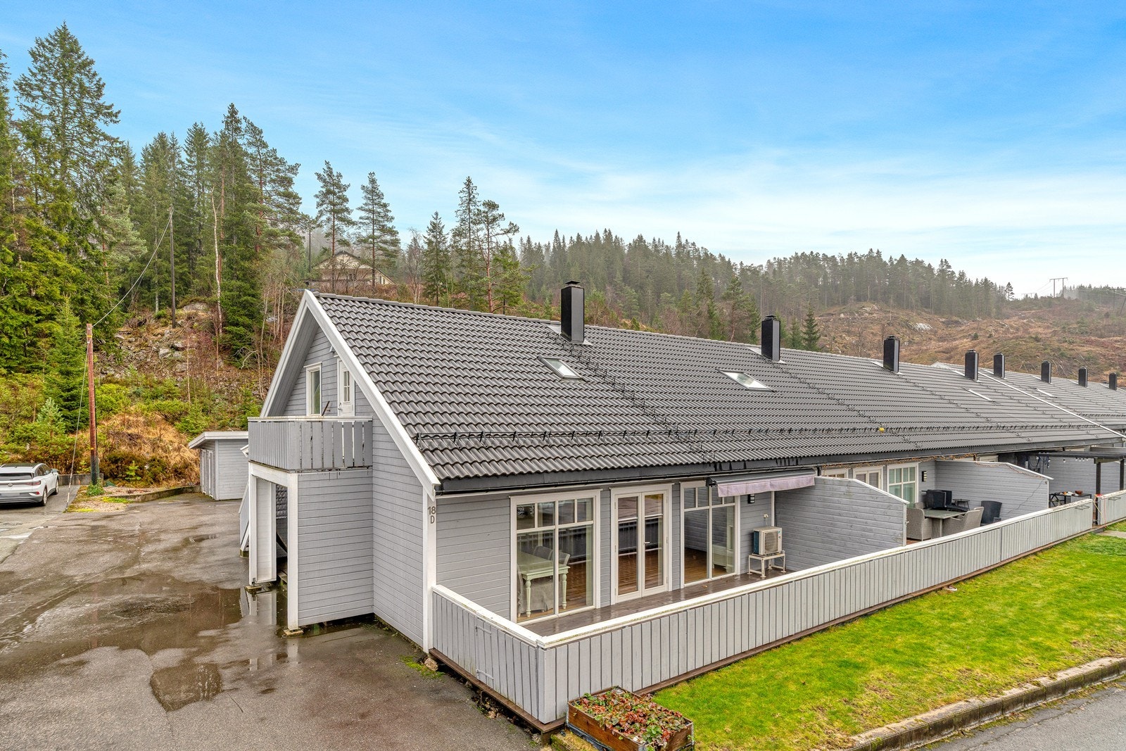 På fremsiden finner du en romslig balkong med gode solforhold - et perfekt sted for avslapning, grilling eller hyggelige sammenkomster Galleribilde