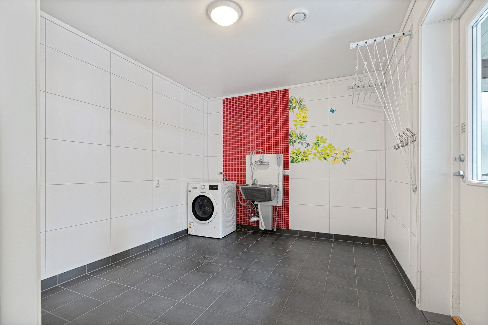 Tidligere soverom er omgjort til et romslig vaskerom. Vaskerommet har egen inngang, som vises til høyre i bildet Galleribilde