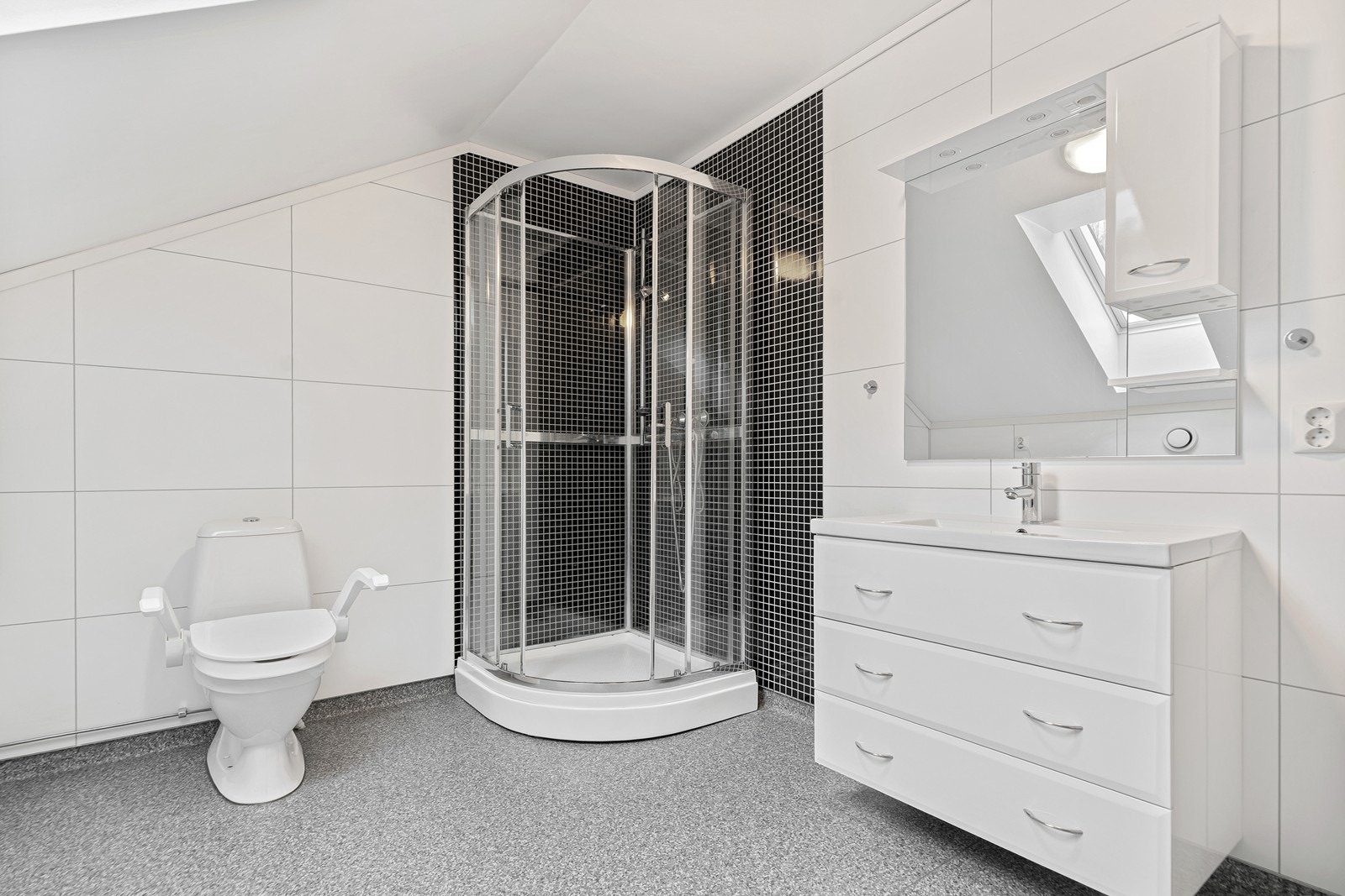 Pent bad med flislagte overflater. Badet er innredet med toalett, servant, dusjkabinett og opplegg for vaskemaskin Galleribilde