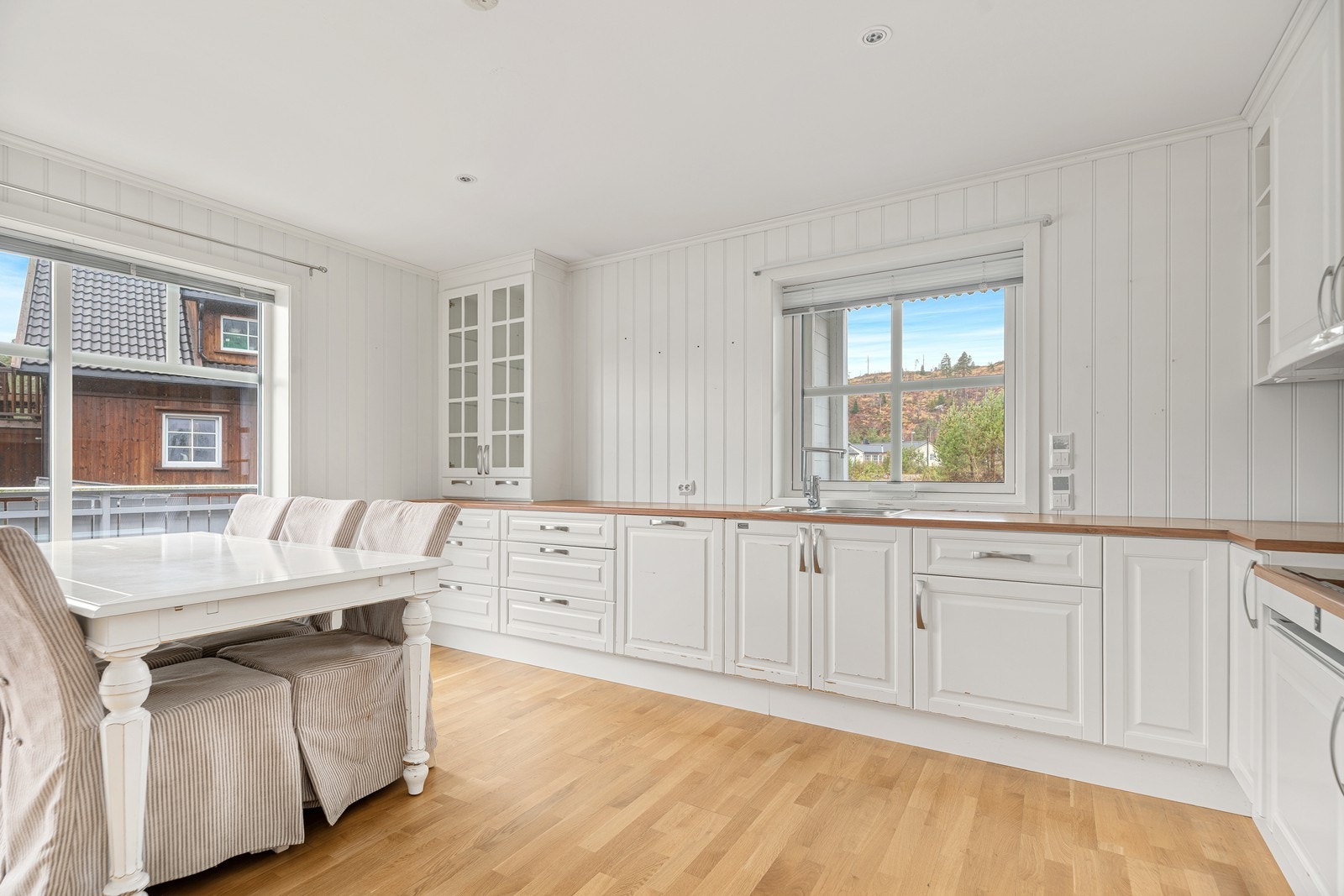 Kjøkkenet er av god størrelse med rikelig benkeplass og svært gode oppbevaringsmuligheter i skuffer og skap Galleribilde