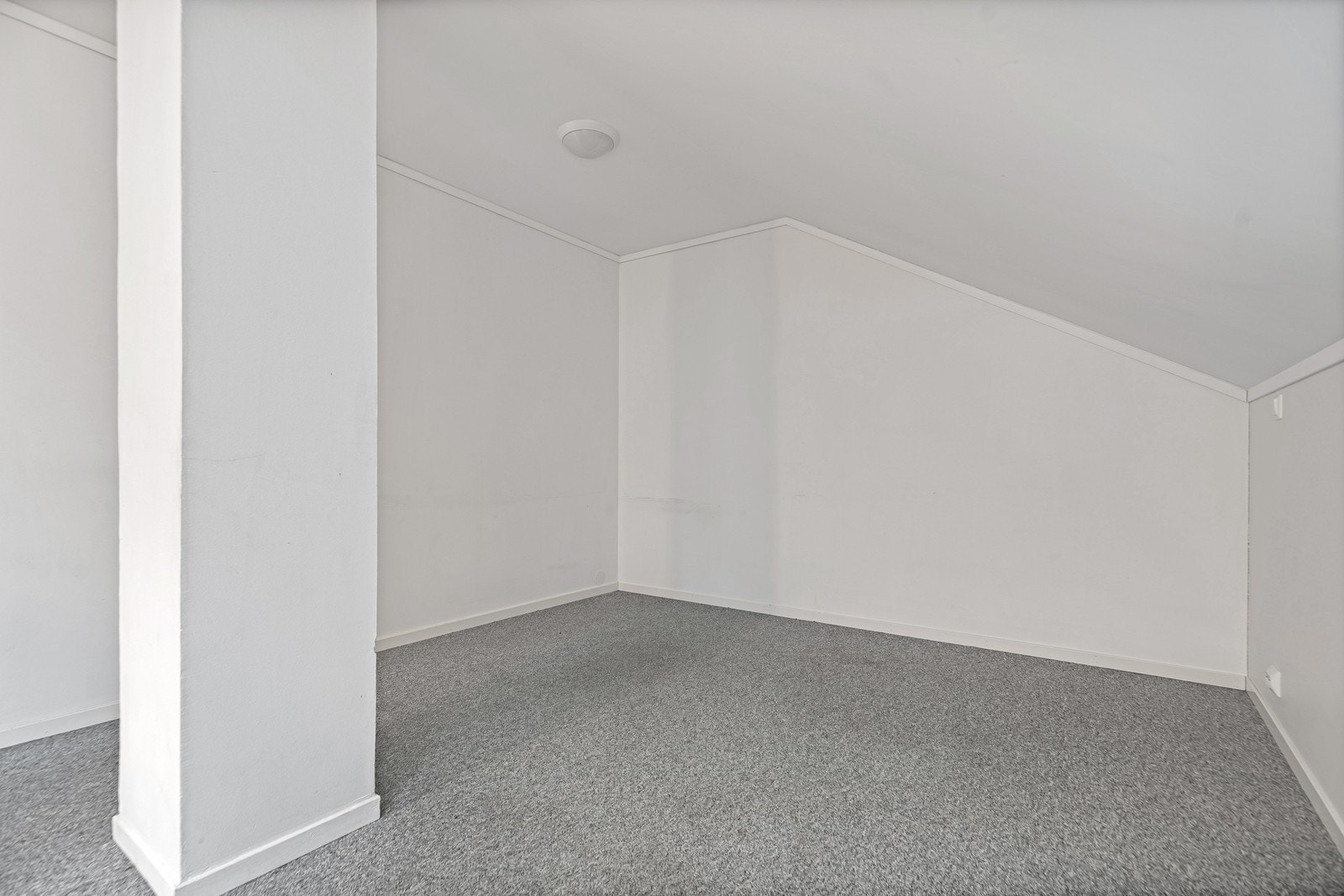 God plass til å innrede med sofa og øvrig møblement Galleribilde