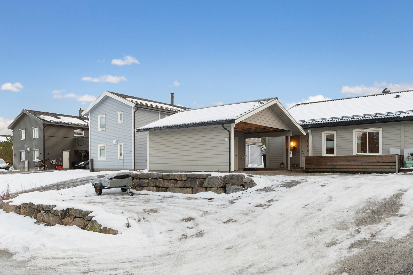 Eiendommen har svært gode parkeringsforhold. Det er biloppstillingsplass i carport og på gruset parkeringsareal til venstre i bildet. Galleribilde