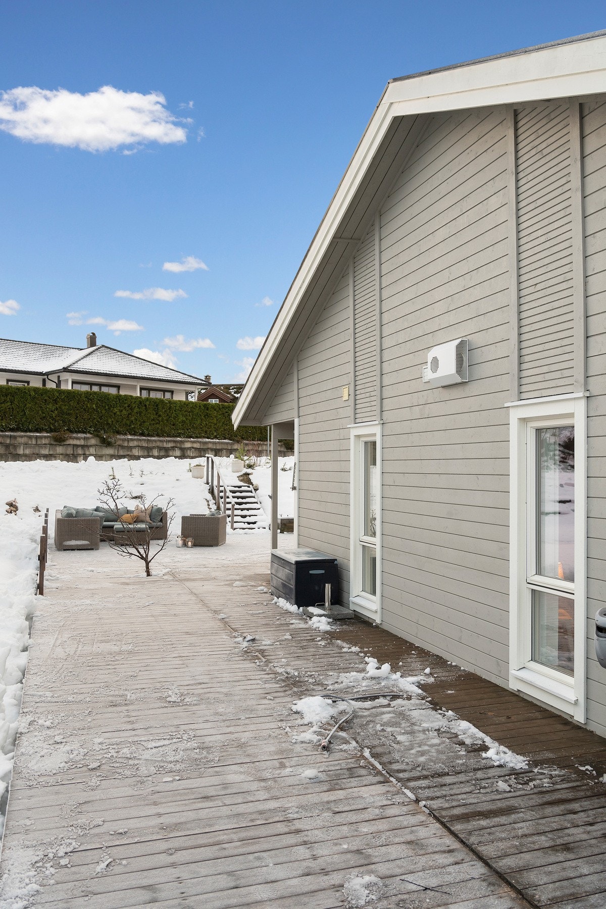 Det er opparbeidet terrasse mot sør, øst og nord. Galleribilde