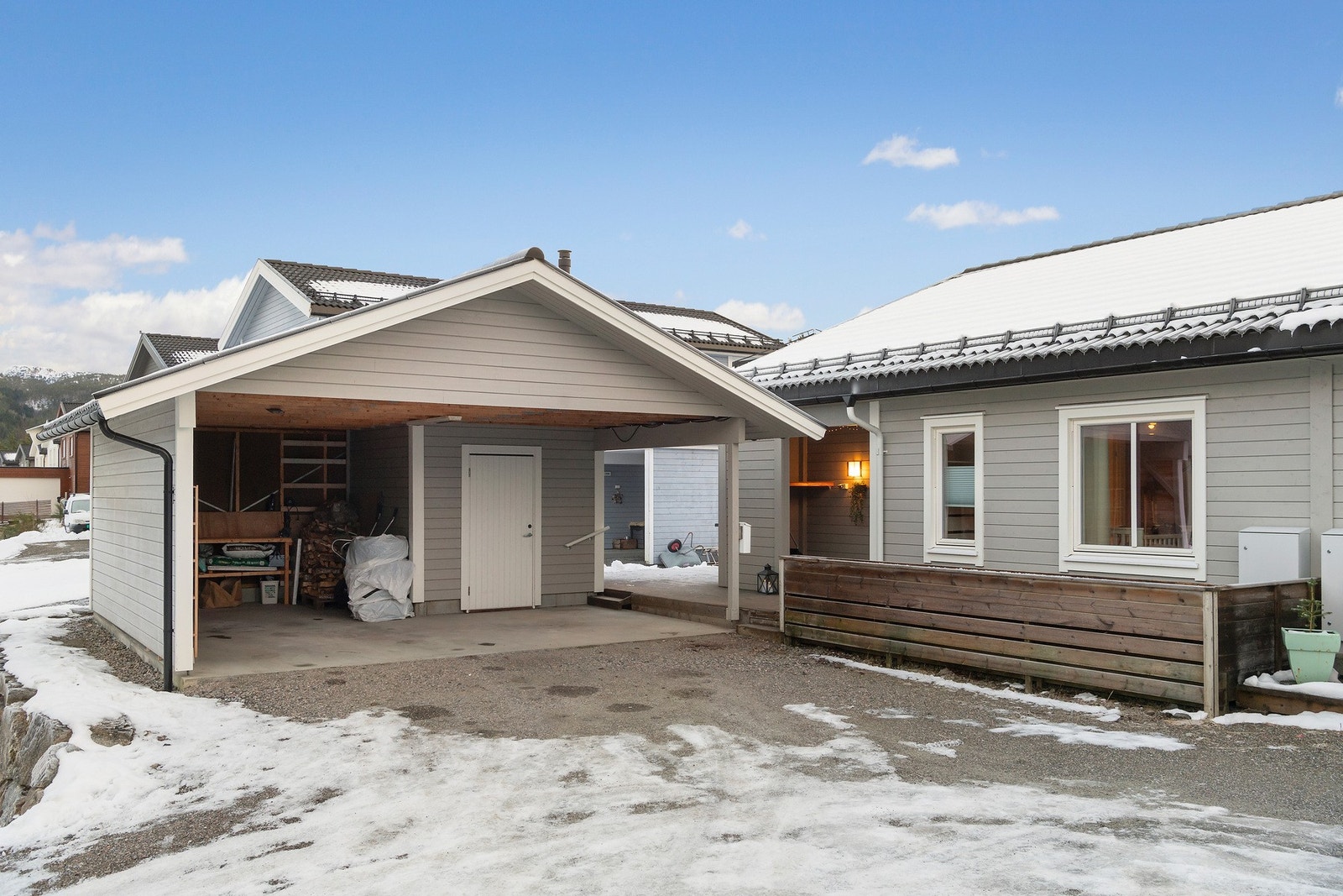 Romslig carport med tilhørende sportsbod. Galleribilde