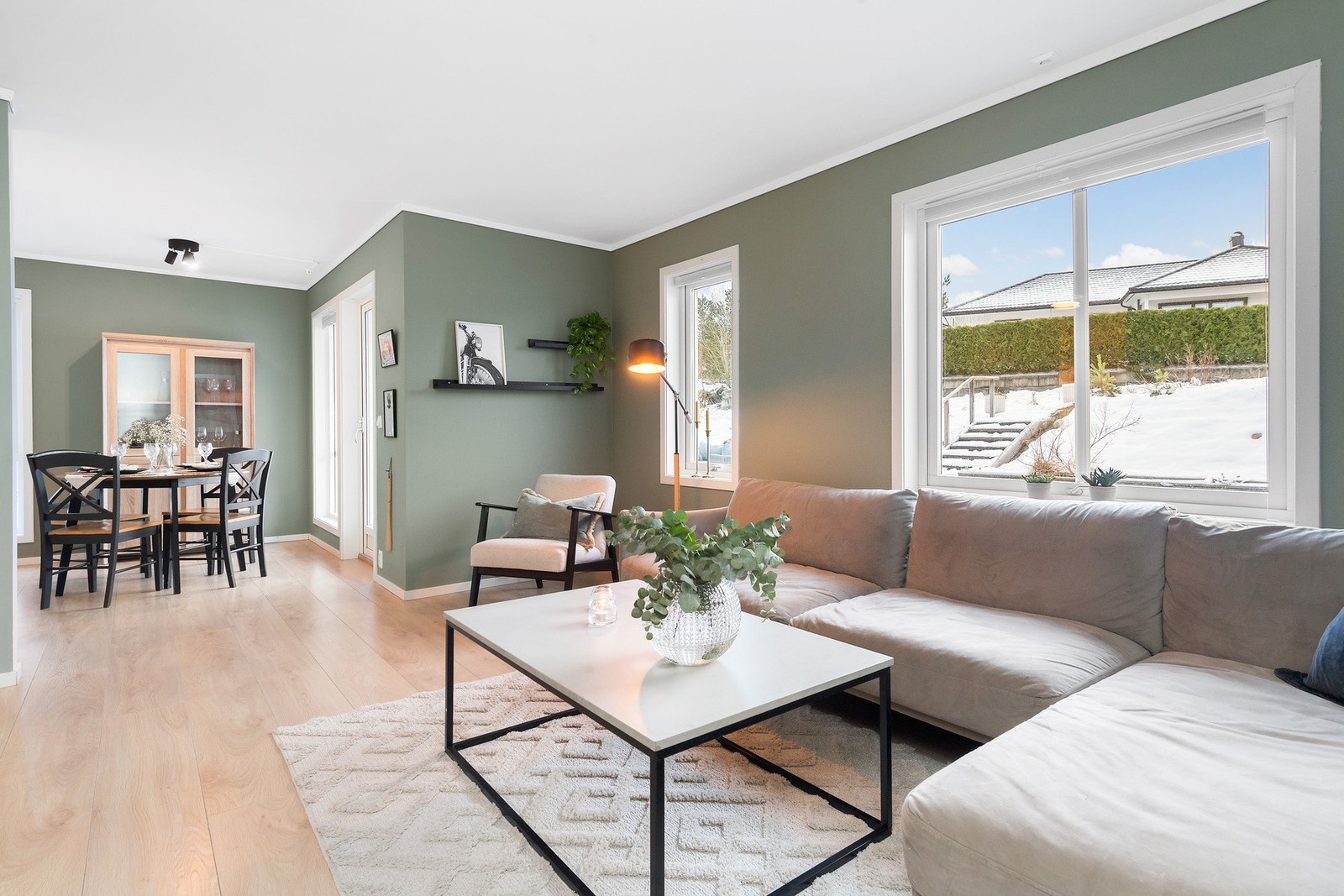 Det er varmekabler i gulv på stue, kjøkken, bad og gang/entrè. Dette gir en lun og behagelig varme. Galleribilde