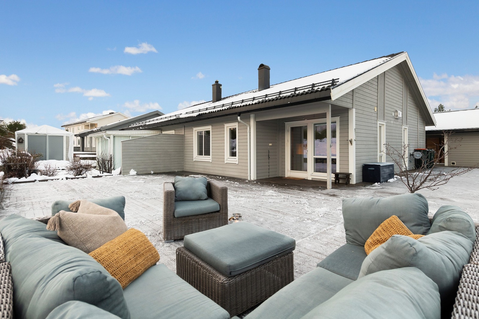 Eiendommen har en svært stor terrasse med direkte adkomst fra kjøkkenet. Galleribilde