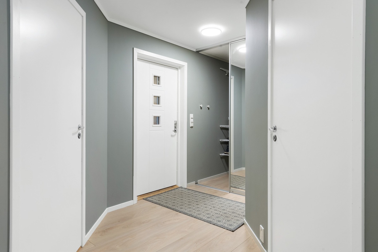 Entré med garderobeløsning. Galleribilde