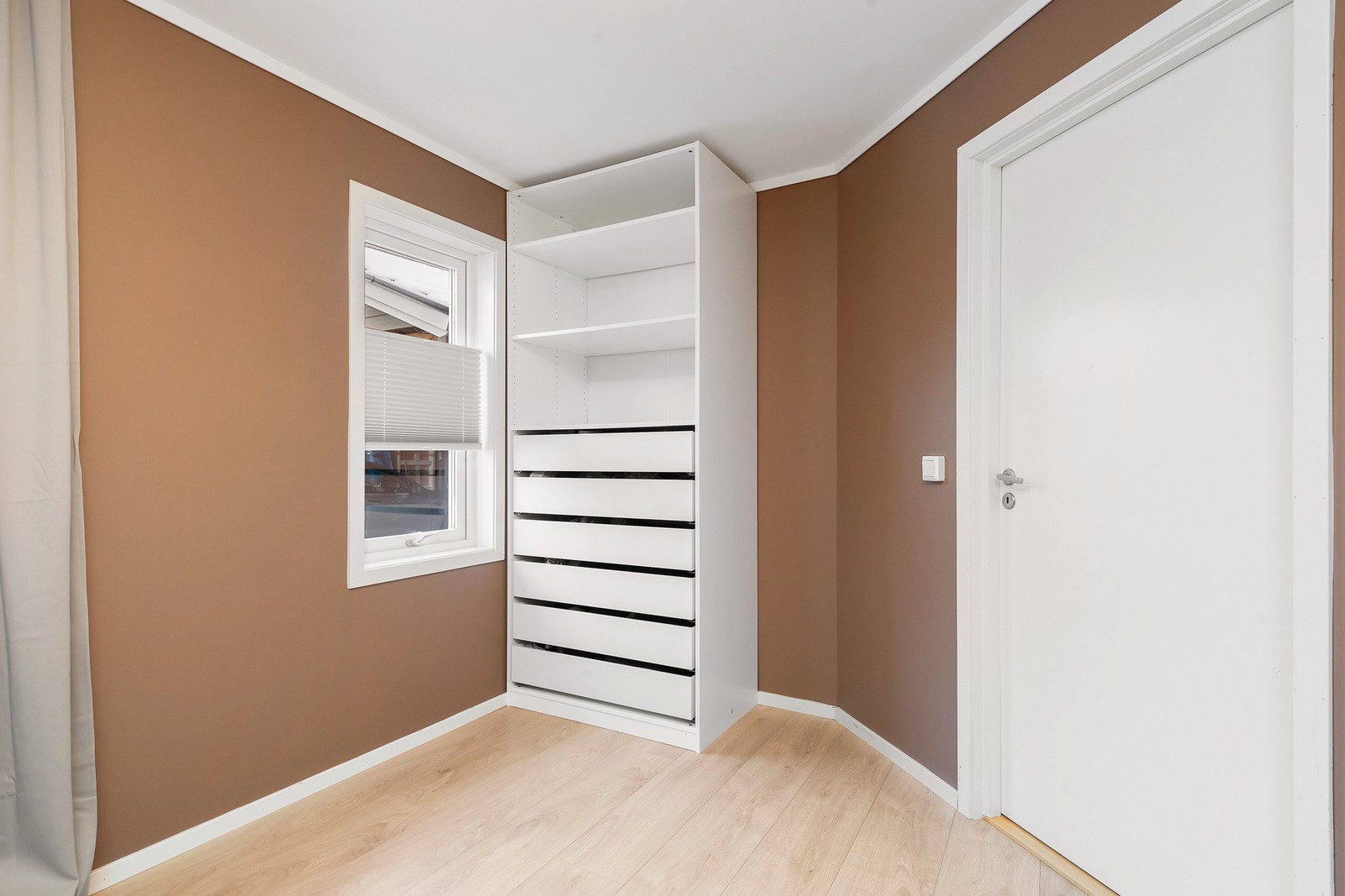 Garderobeløsning på hovedsoverom. Galleribilde