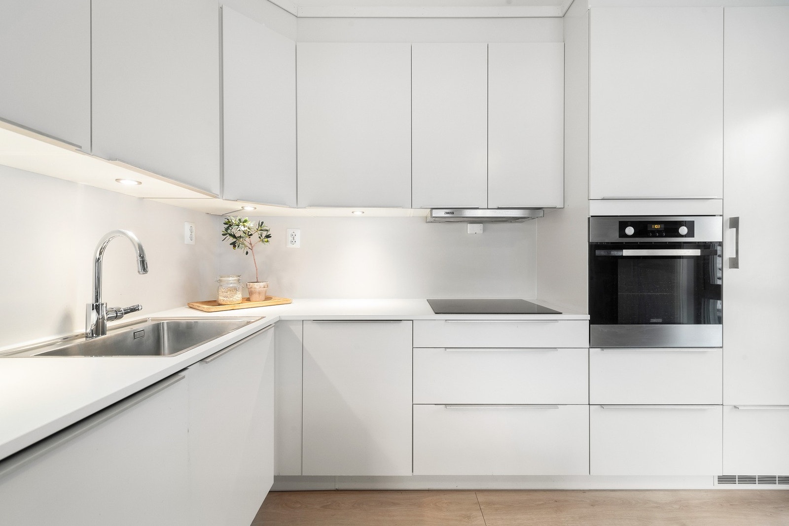 Pent kjøkken fra HTH med integrerte hvitevarer. Galleribilde