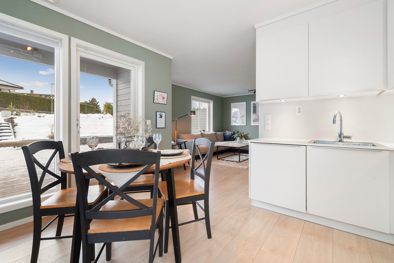 Det er god plass til spisestue på kjøkkenet. Galleribilde