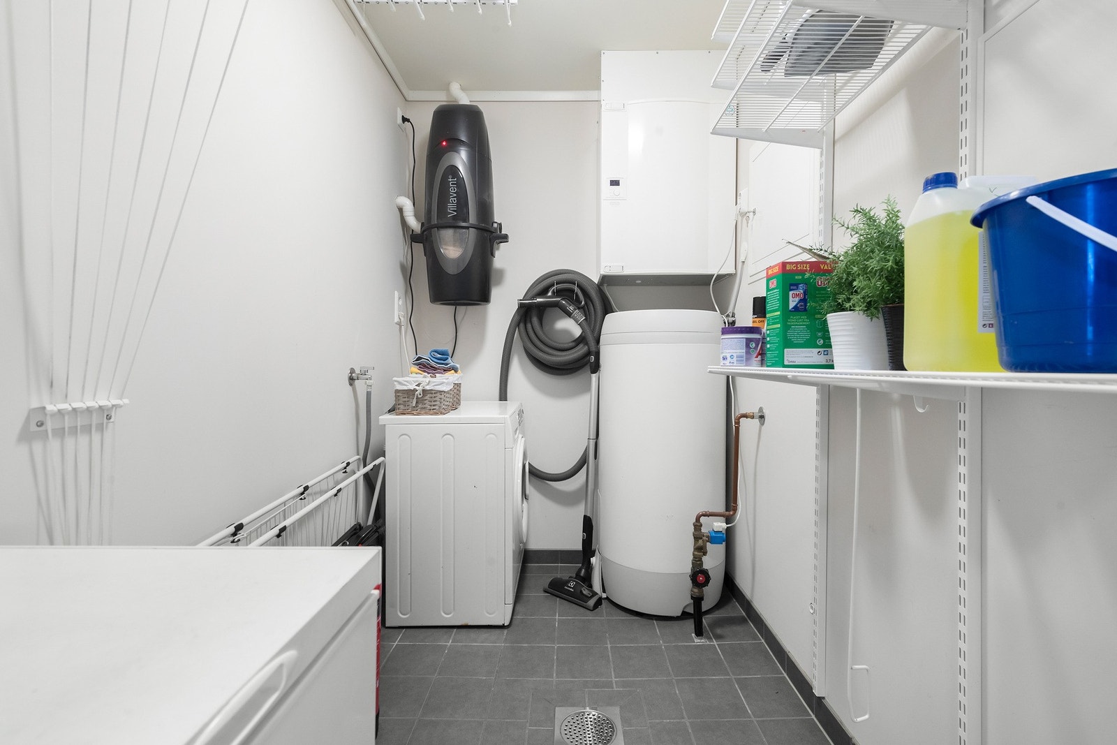 Bod/teknisk rom med opplegg til vaskemaskin. Galleribilde