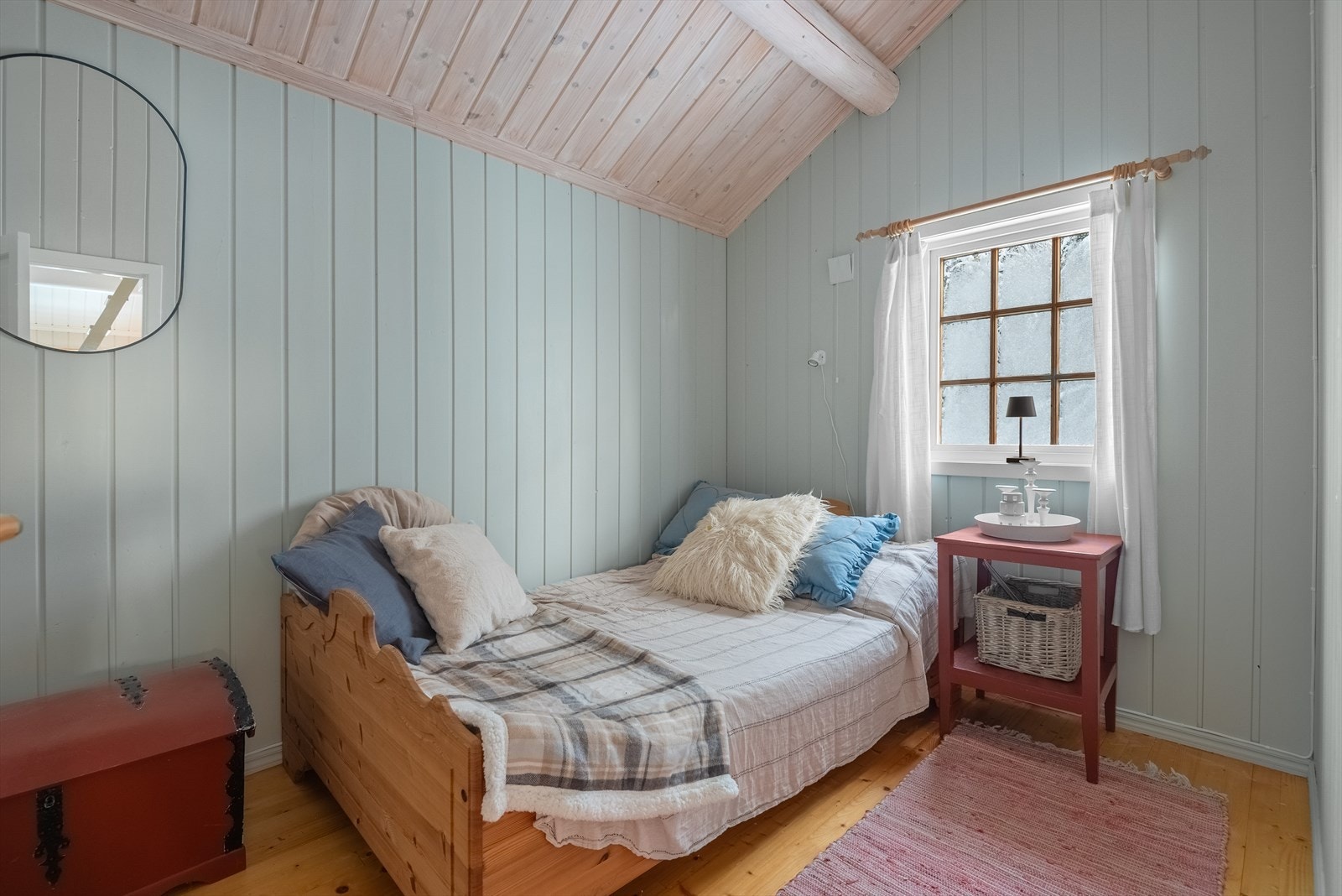 Trepanel og skråtak gir en lun følelse i rommet. Hytta har to gode soverom. Galleribilde