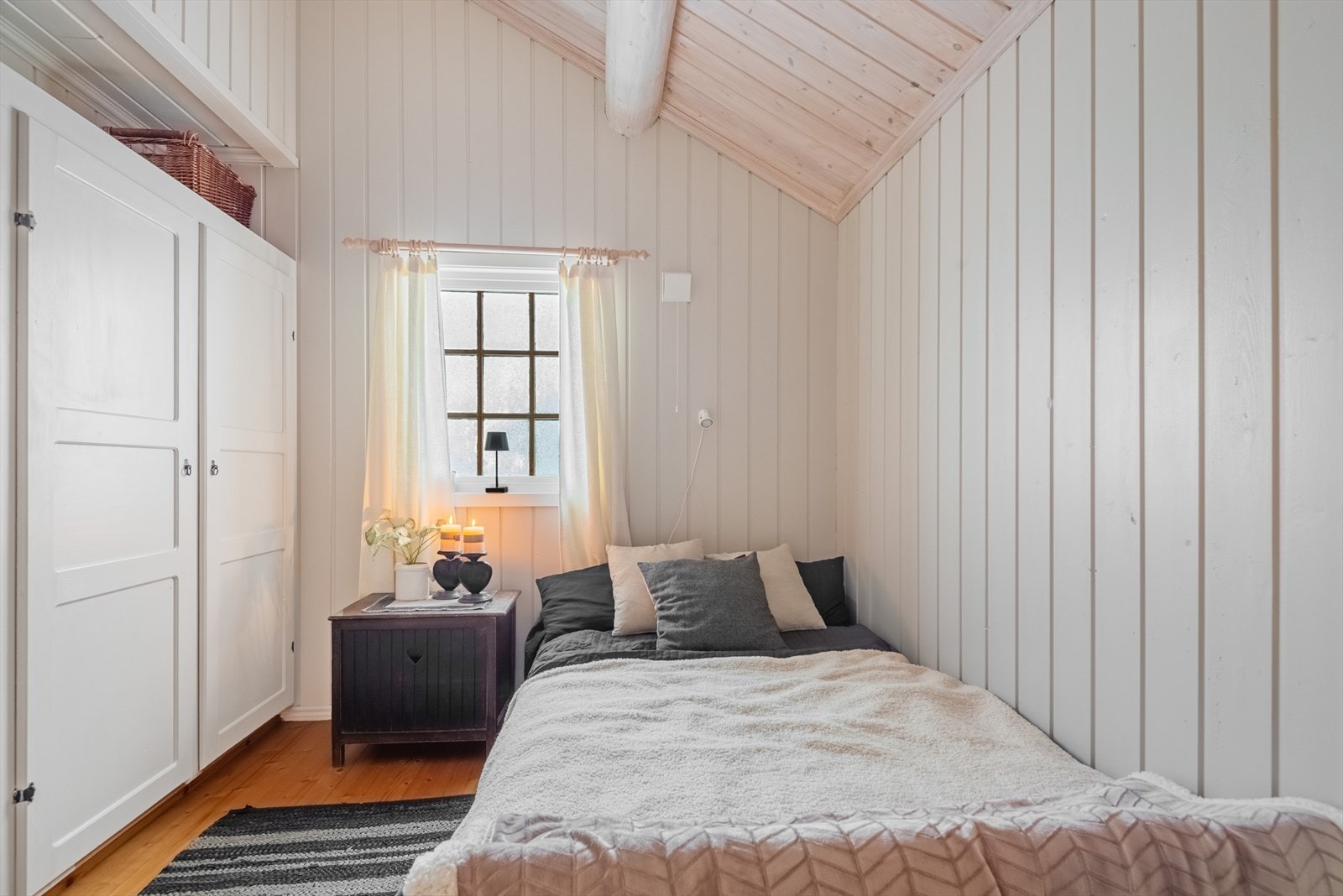 Skyvedørsgarderobe gir praktisk oppbevaringsplass. Galleribilde