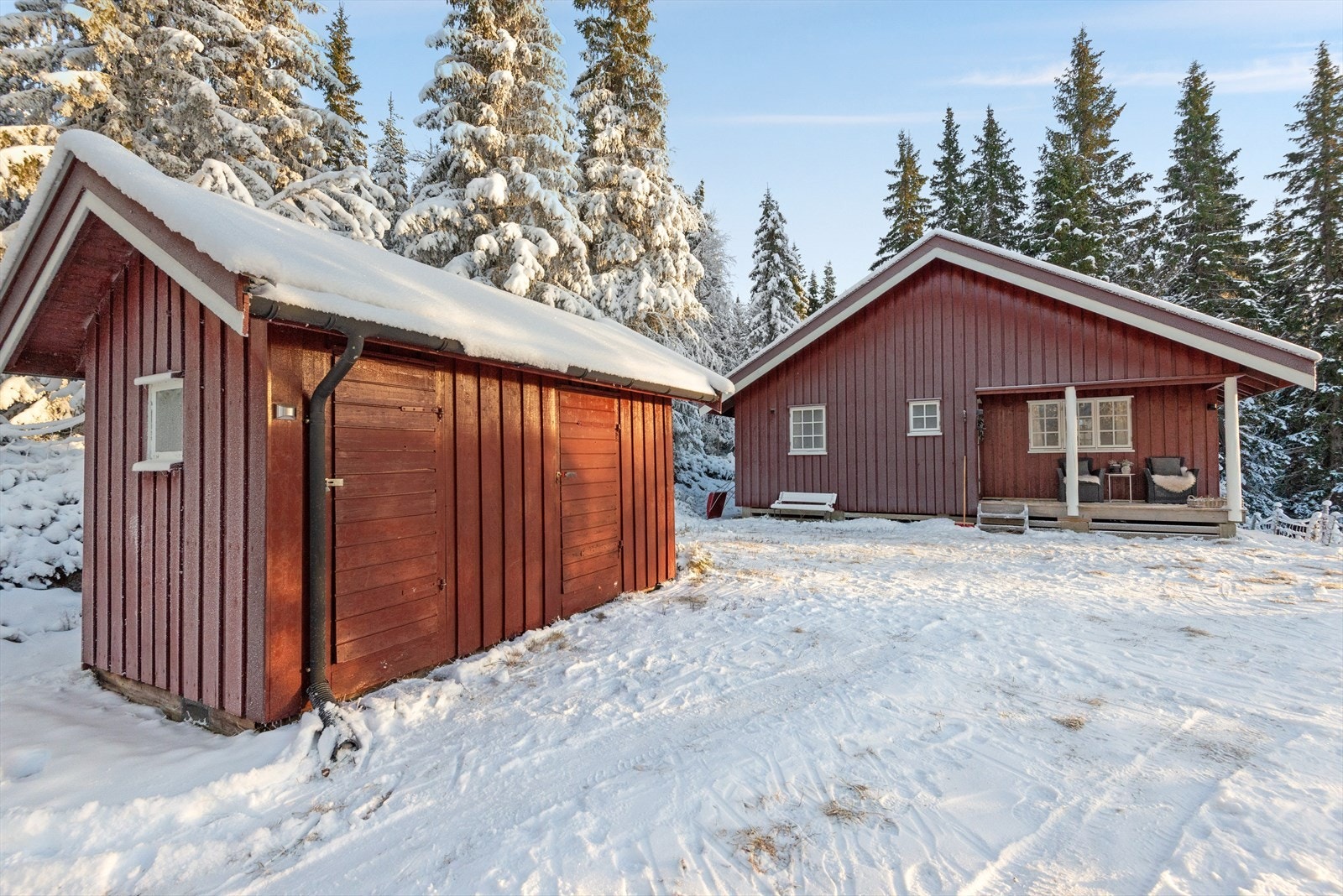 Hytten har en tradisjonell rødmalt fasade og ligger i et snørikt område med enkel tilgang til naturen. Galleribilde