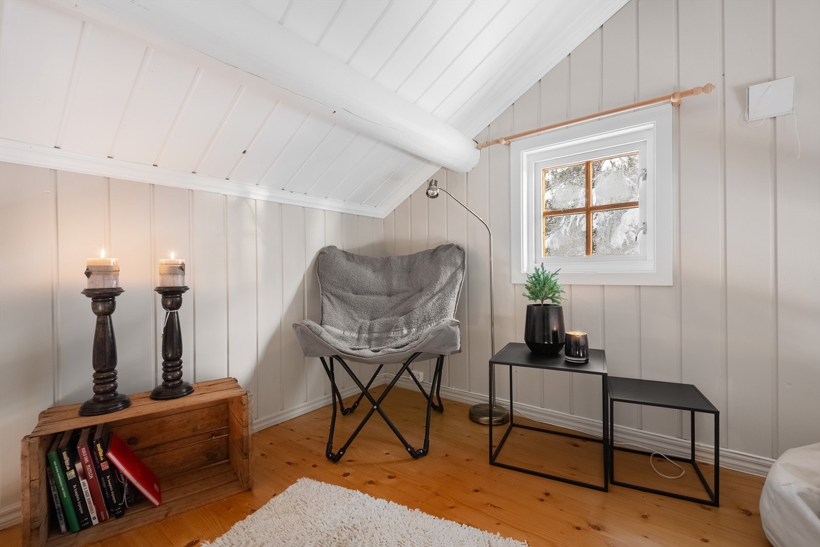 Lyst loftsrom med tregulv gir en avslappende leseplass eller et koselig sted å trekke seg tilbake. Galleribilde