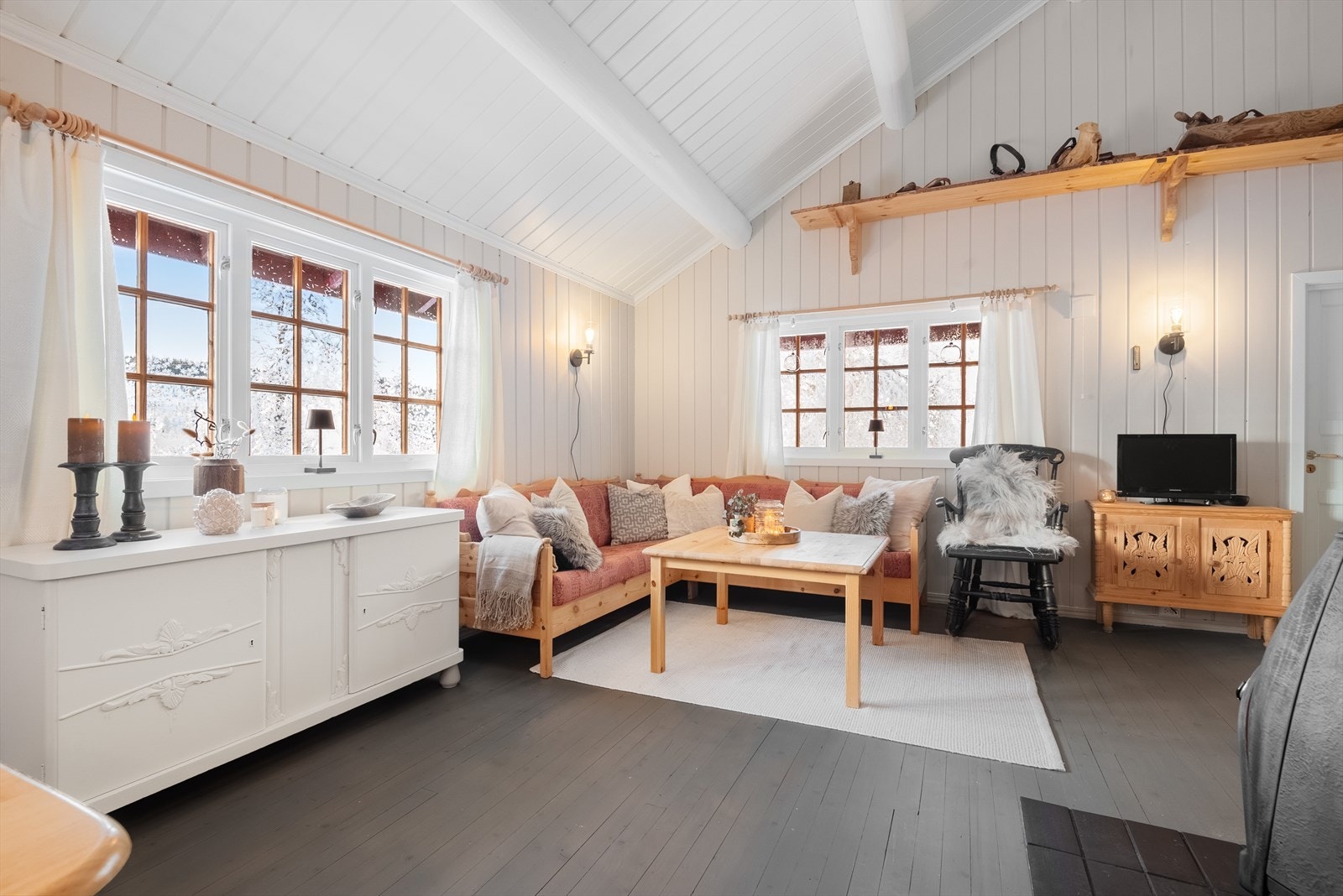 Plass til hjørnesofa gir en komfortabel sitteplass i stuen. Galleribilde