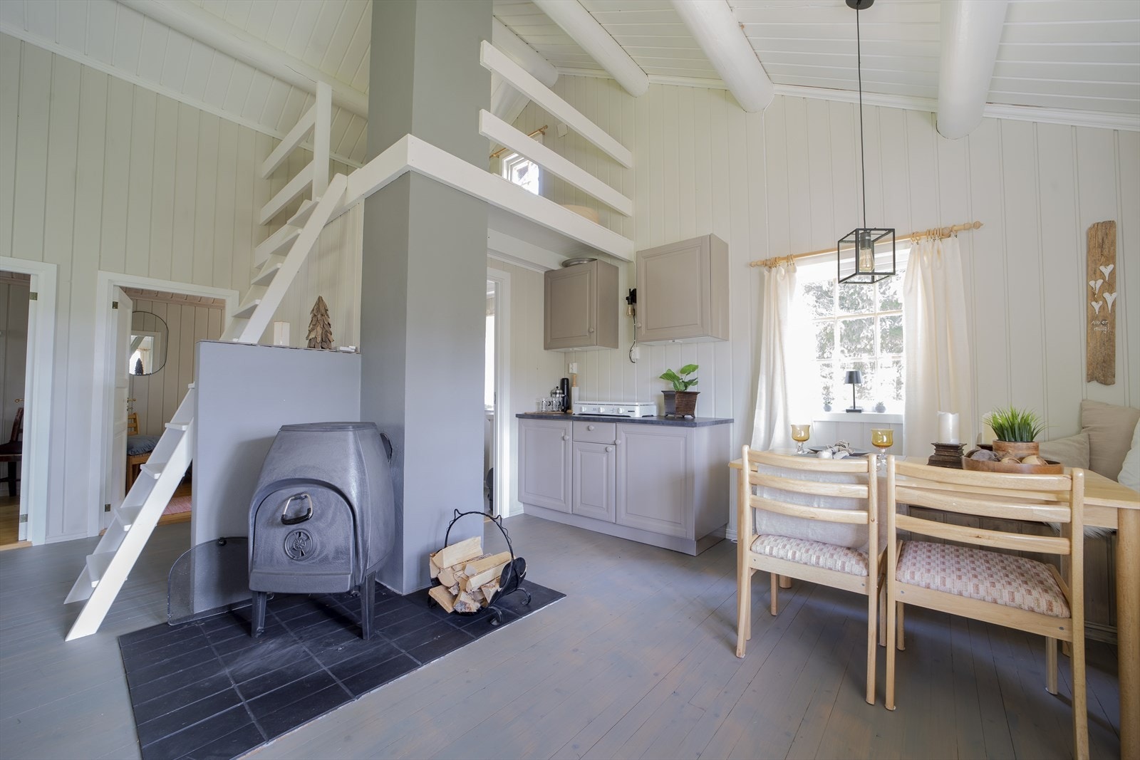 Koselig hyttekjøkken med plassbygd sittegruppe med frittstående stoler. Galleribilde