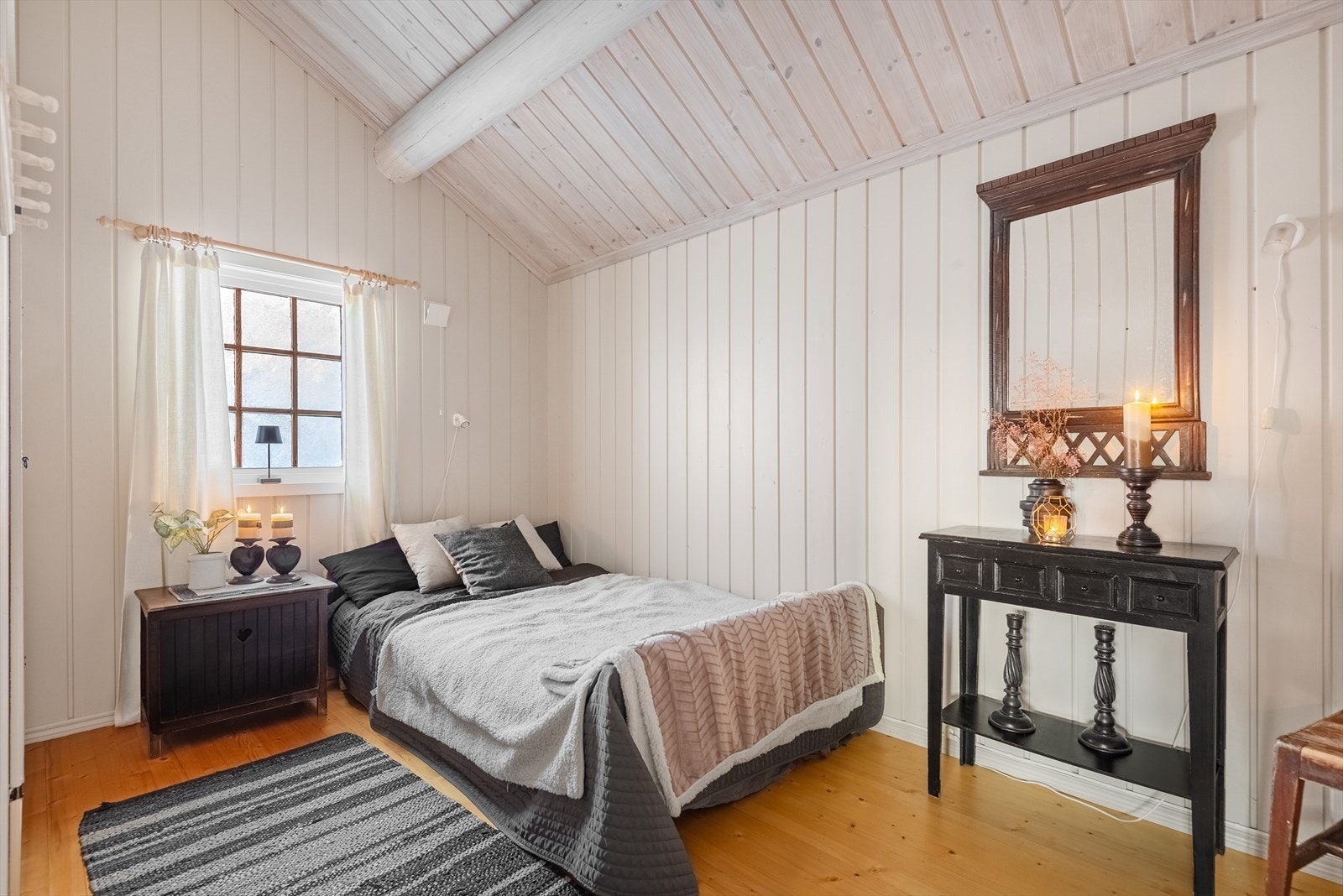 Panelvegger og tak med synlige bjelker gir rommet en klassisk stil. Galleribilde