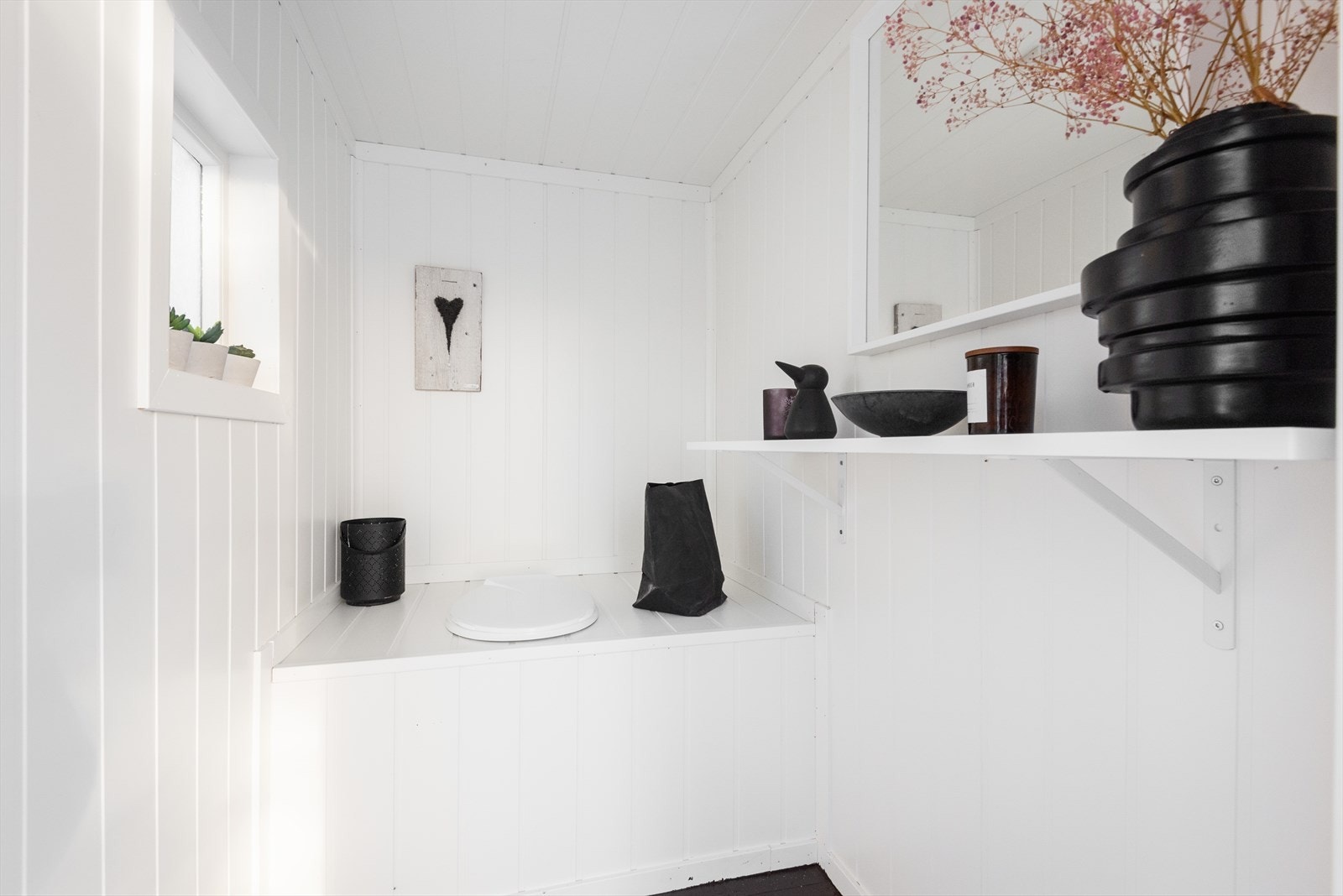 Hytta har også utedo med et litt mer moderne uttrykk om du foretrekker det. Galleribilde